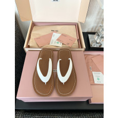 MIU MIU 로고 클립 장식 여성 로퍼