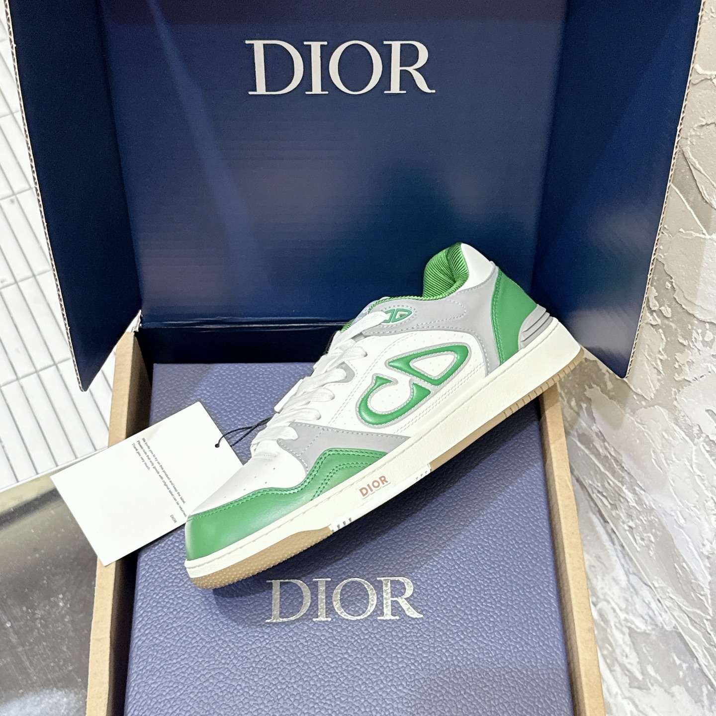 2025년 한정판 Dior x 카브스(KAWS) 콜라보 B57 스니커즈