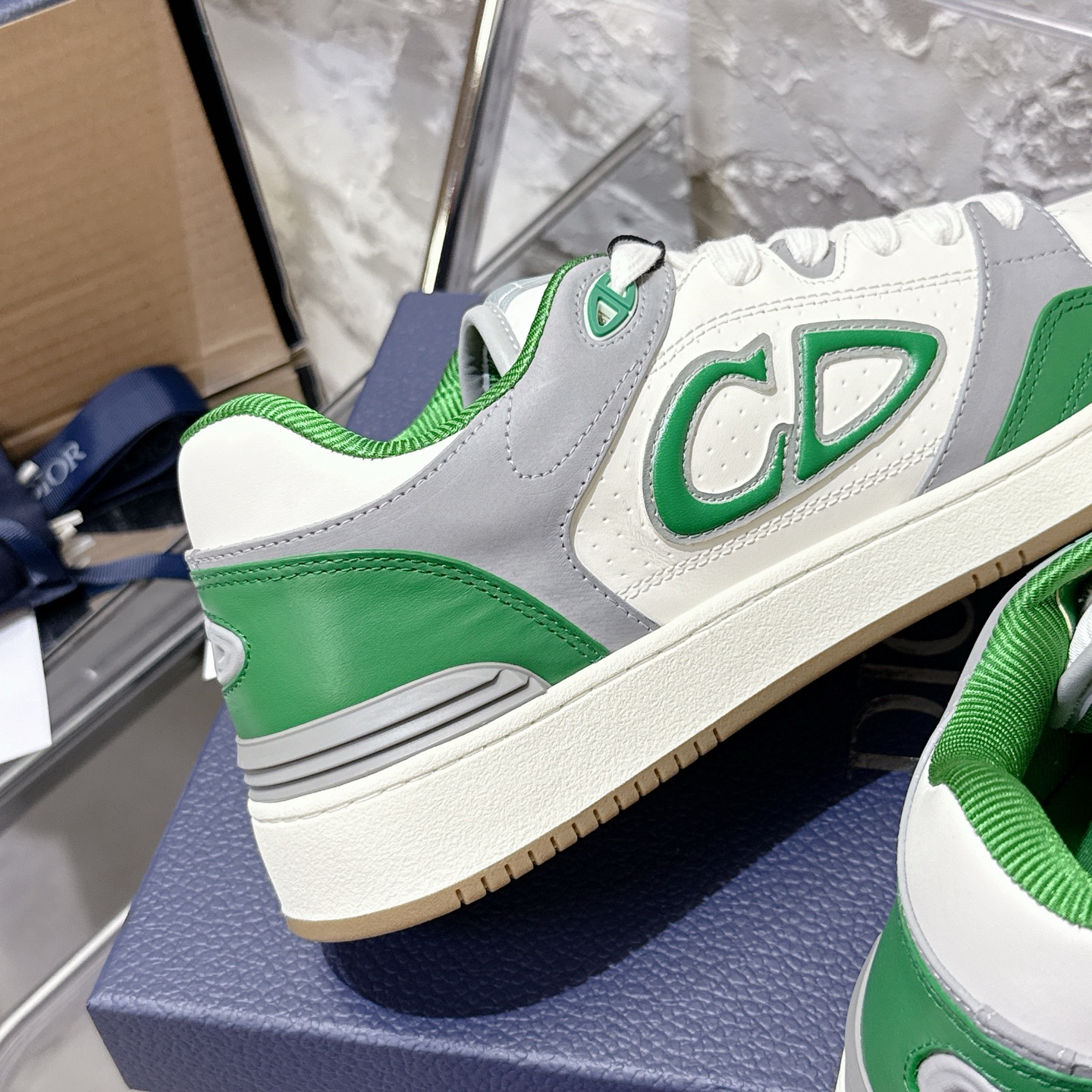 2025년 한정판 Dior x 카브스(KAWS) 콜라보 B57 스니커즈