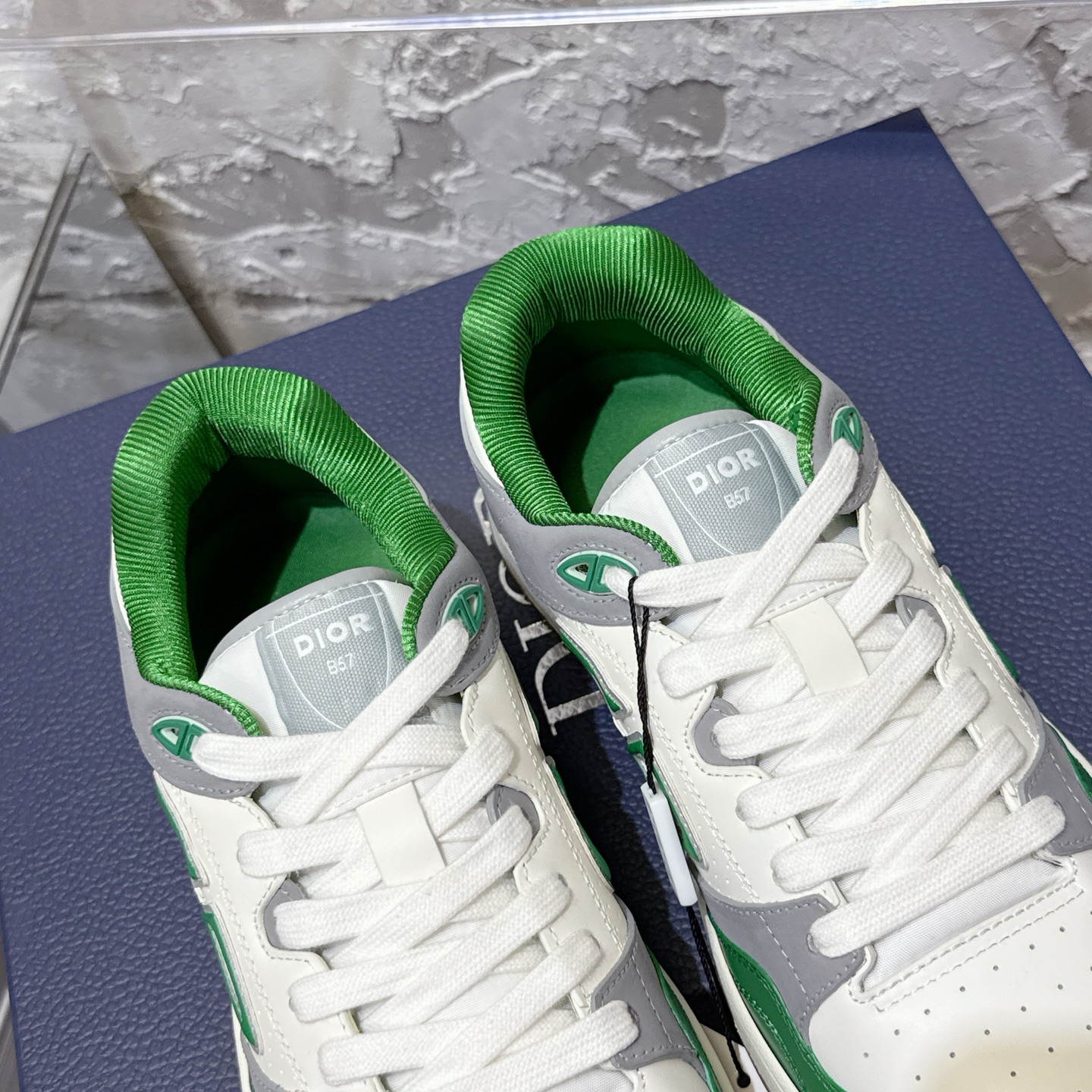 2025년 한정판 Dior x 카브스(KAWS) 콜라보 B57 스니커즈
