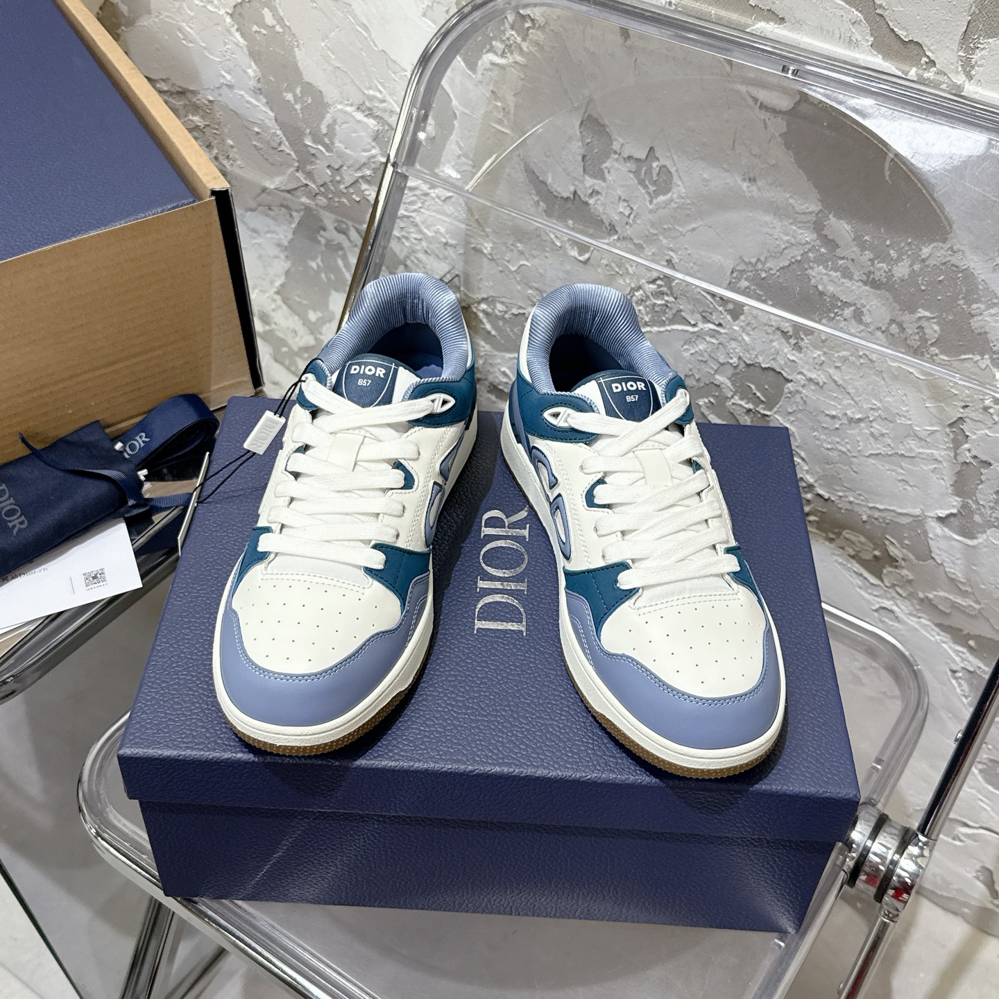 2025년 한정판 Dior x 카브스(KAWS) 콜라보 B57 스니커즈