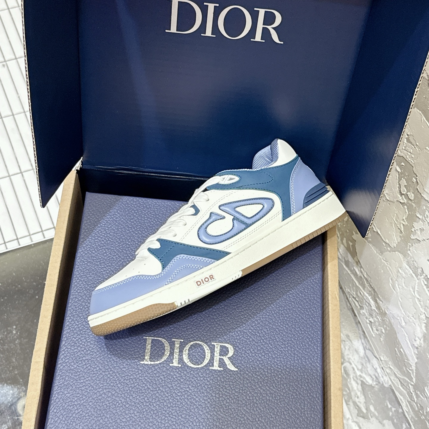 2025년 한정판 Dior x 카브스(KAWS) 콜라보 B57 스니커즈