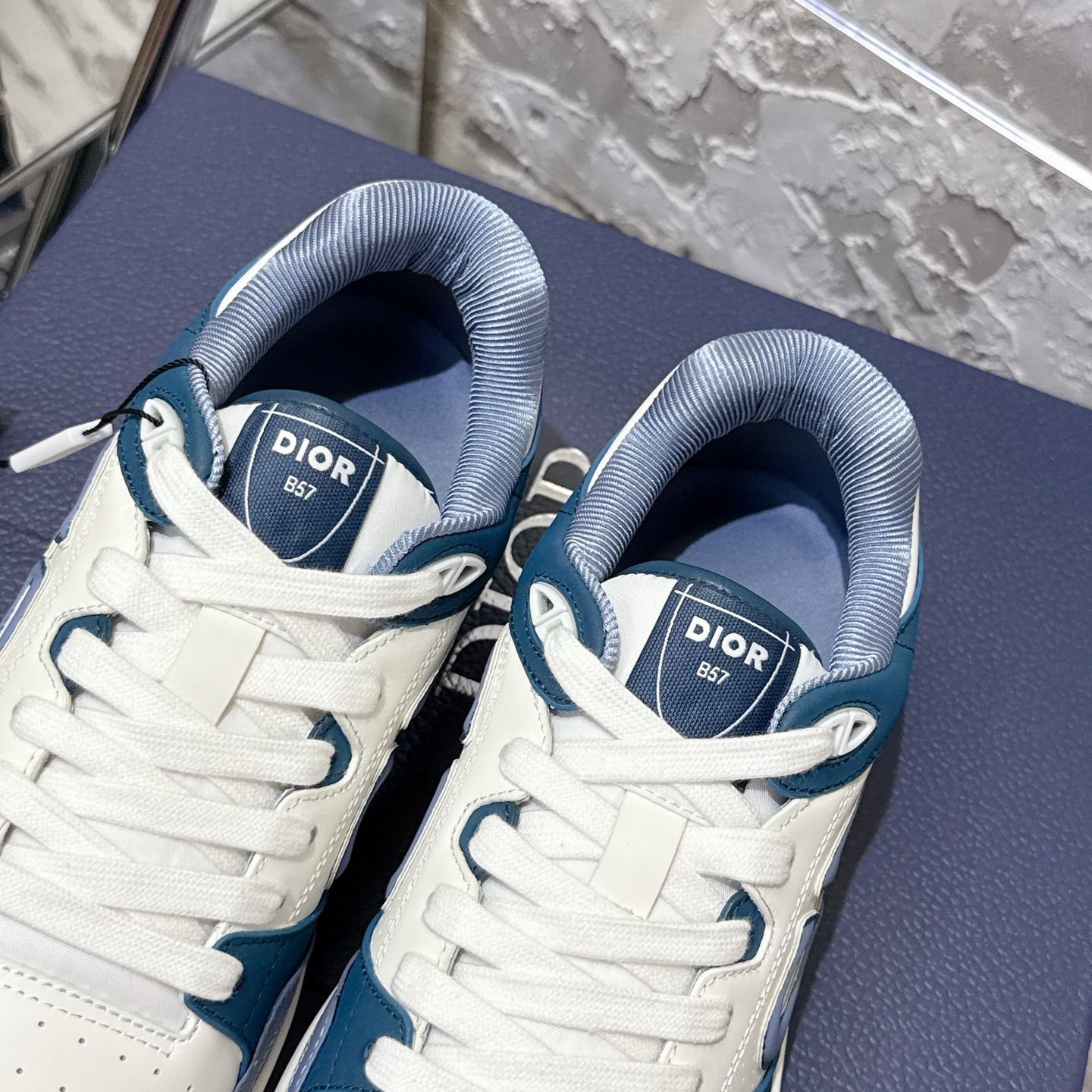 2025년 한정판 Dior x 카브스(KAWS) 콜라보 B57 스니커즈