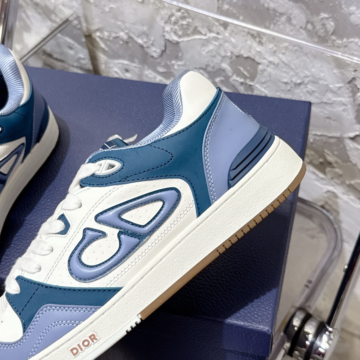2025년 한정판 Dior x 카브스(KAWS) 콜라보 B57 스니커즈