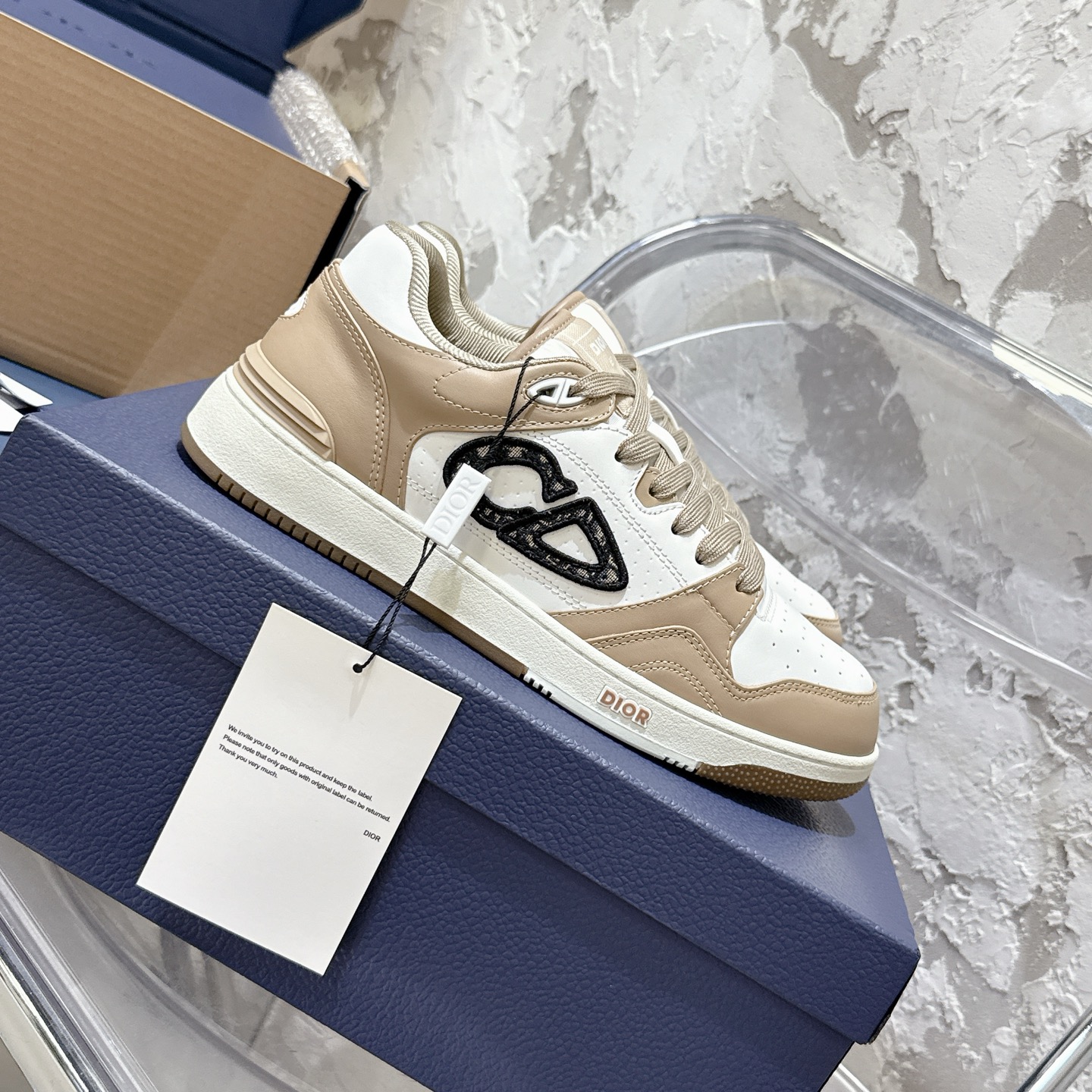 2025년 한정판 Dior x 카브스(KAWS) 콜라보 B57 스니커즈
