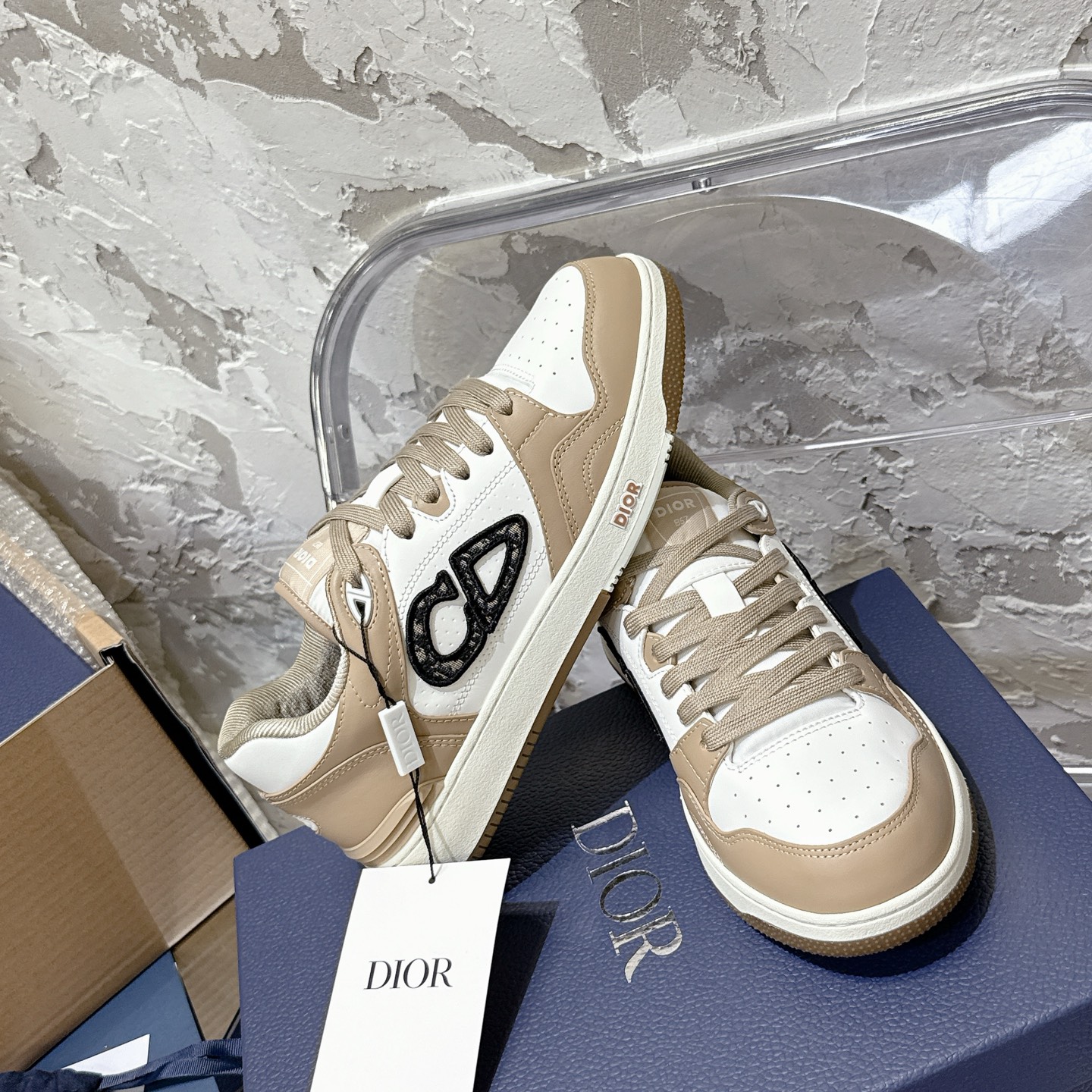 2025년 한정판 Dior x 카브스(KAWS) 콜라보 B57 스니커즈