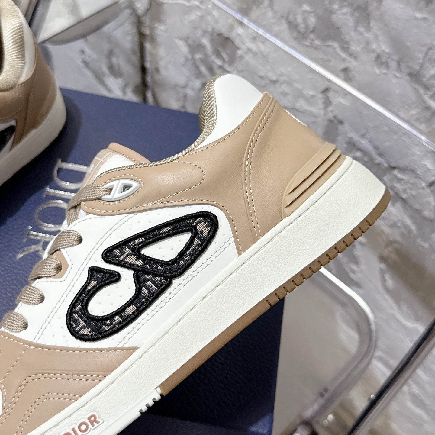 2025년 한정판 Dior x 카브스(KAWS) 콜라보 B57 스니커즈