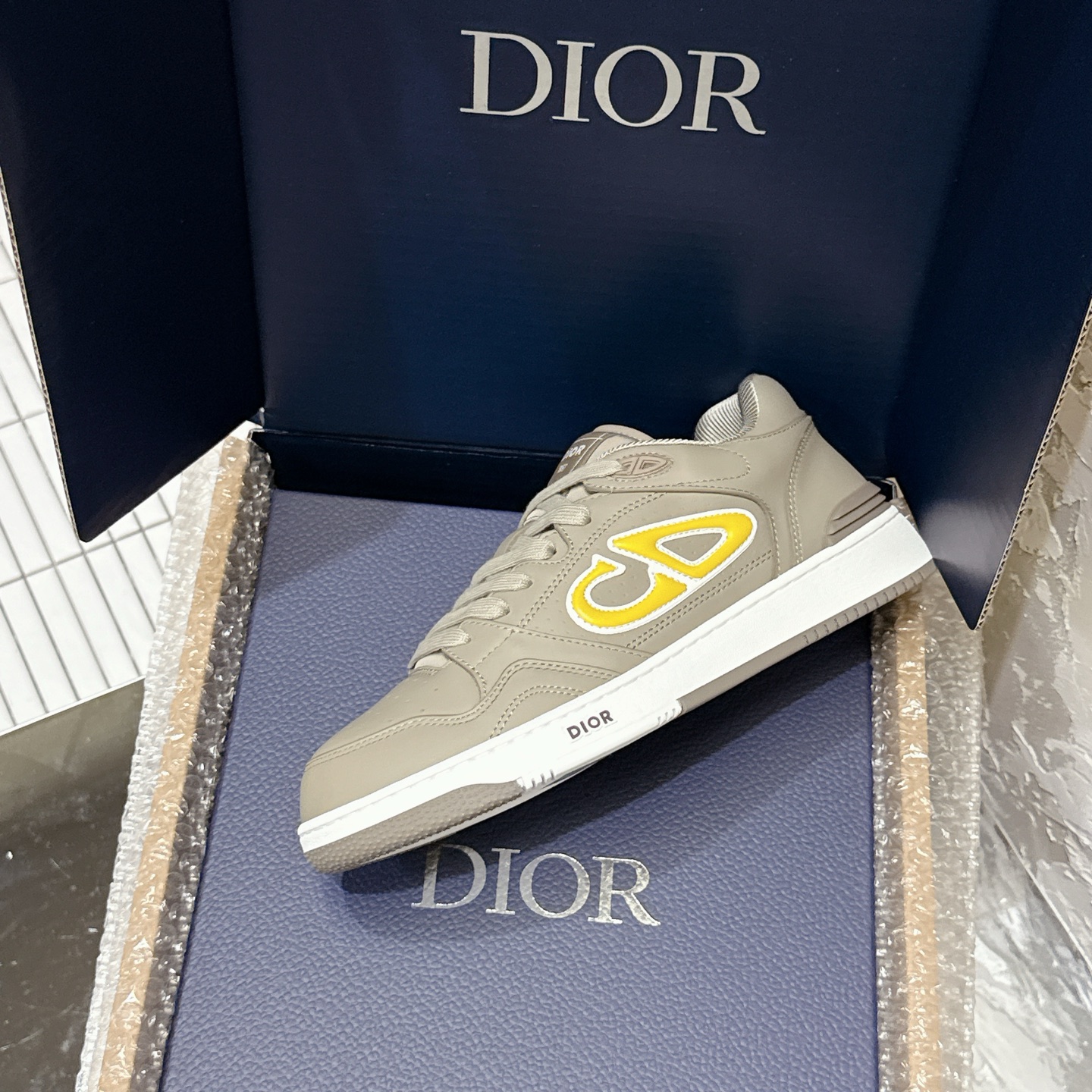 2025년 한정판 Dior x 카브스(KAWS) 콜라보 B57 스니커즈