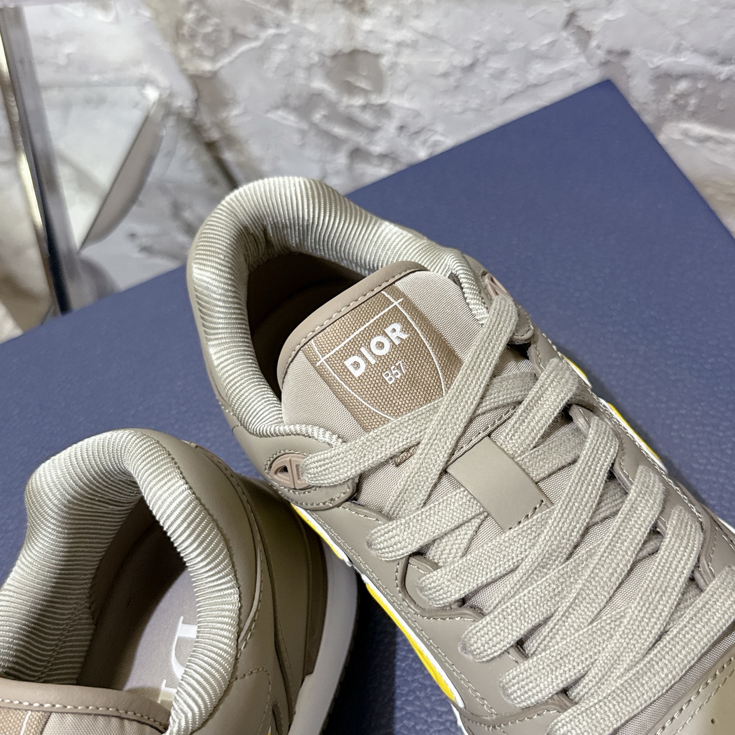 2025년 한정판 Dior x 카브스(KAWS) 콜라보 B57 스니커즈