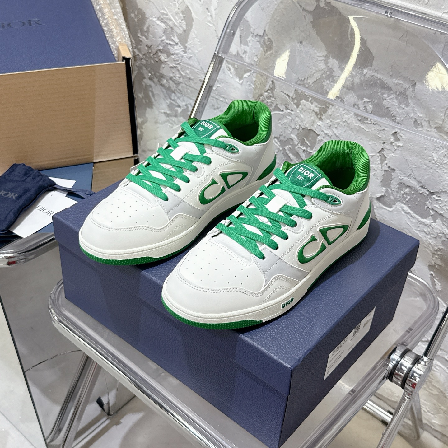 2025년 한정판 Dior x 카브스(KAWS) 콜라보 B57 스니커즈