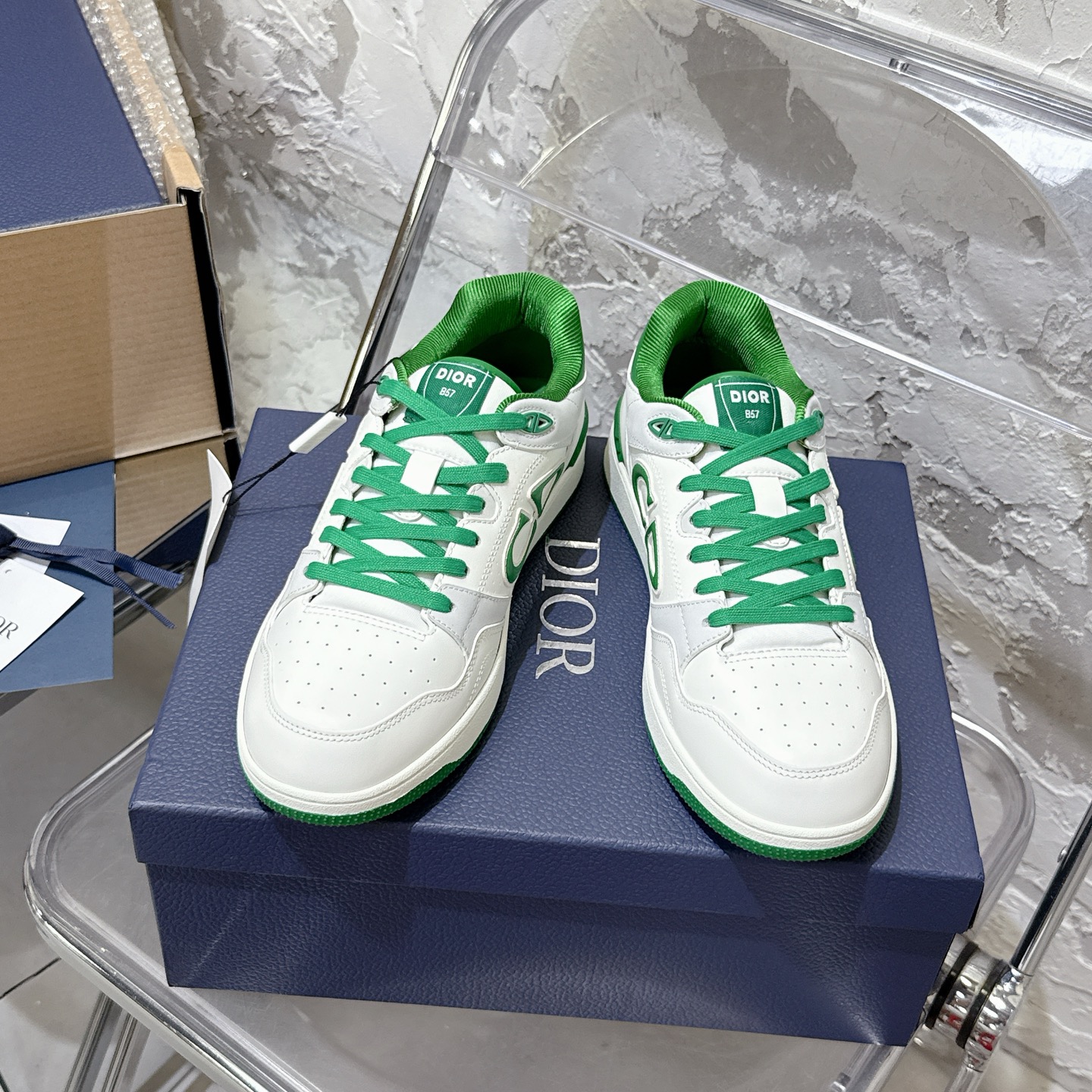 2025년 한정판 Dior x 카브스(KAWS) 콜라보 B57 스니커즈