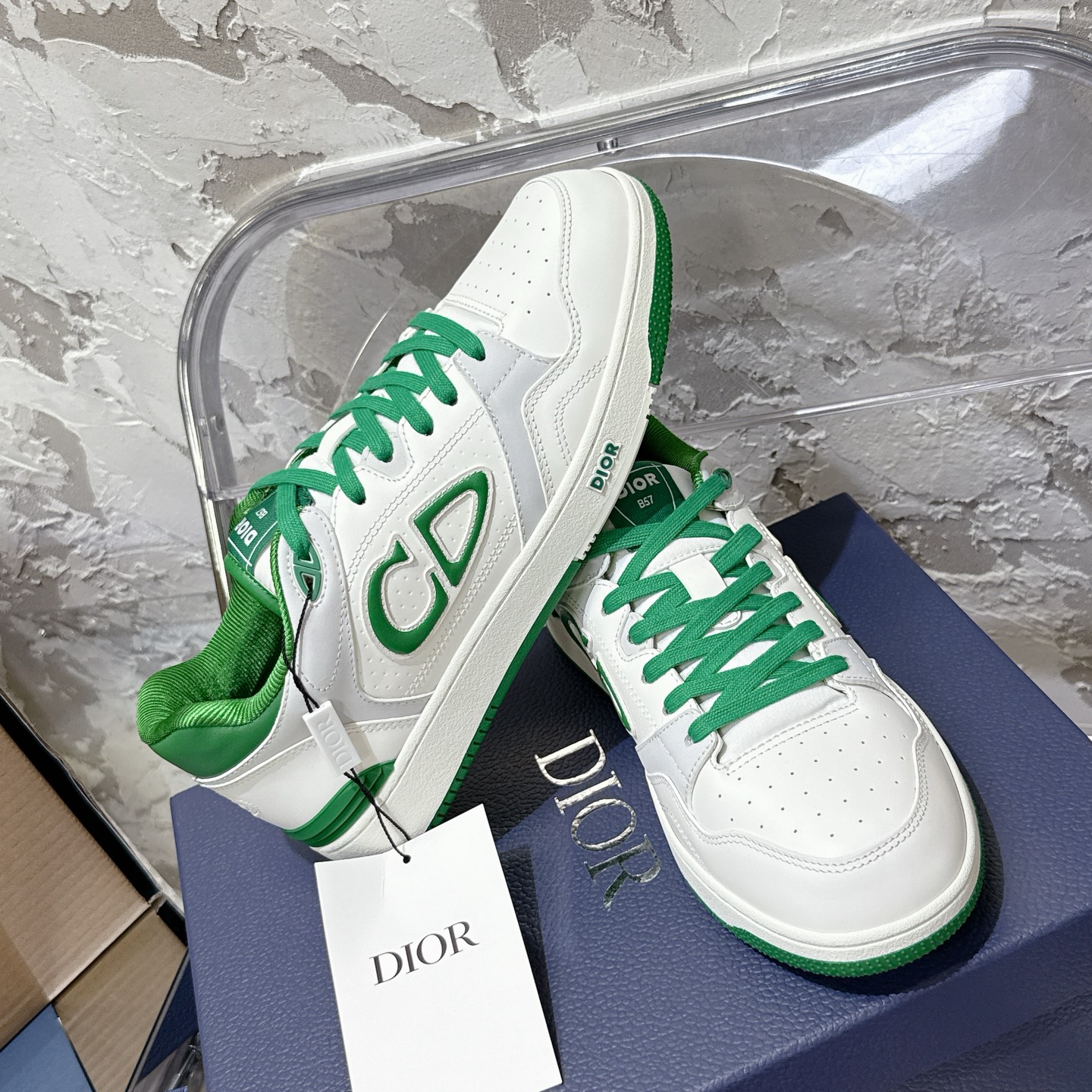 2025년 한정판 Dior x 카브스(KAWS) 콜라보 B57 스니커즈