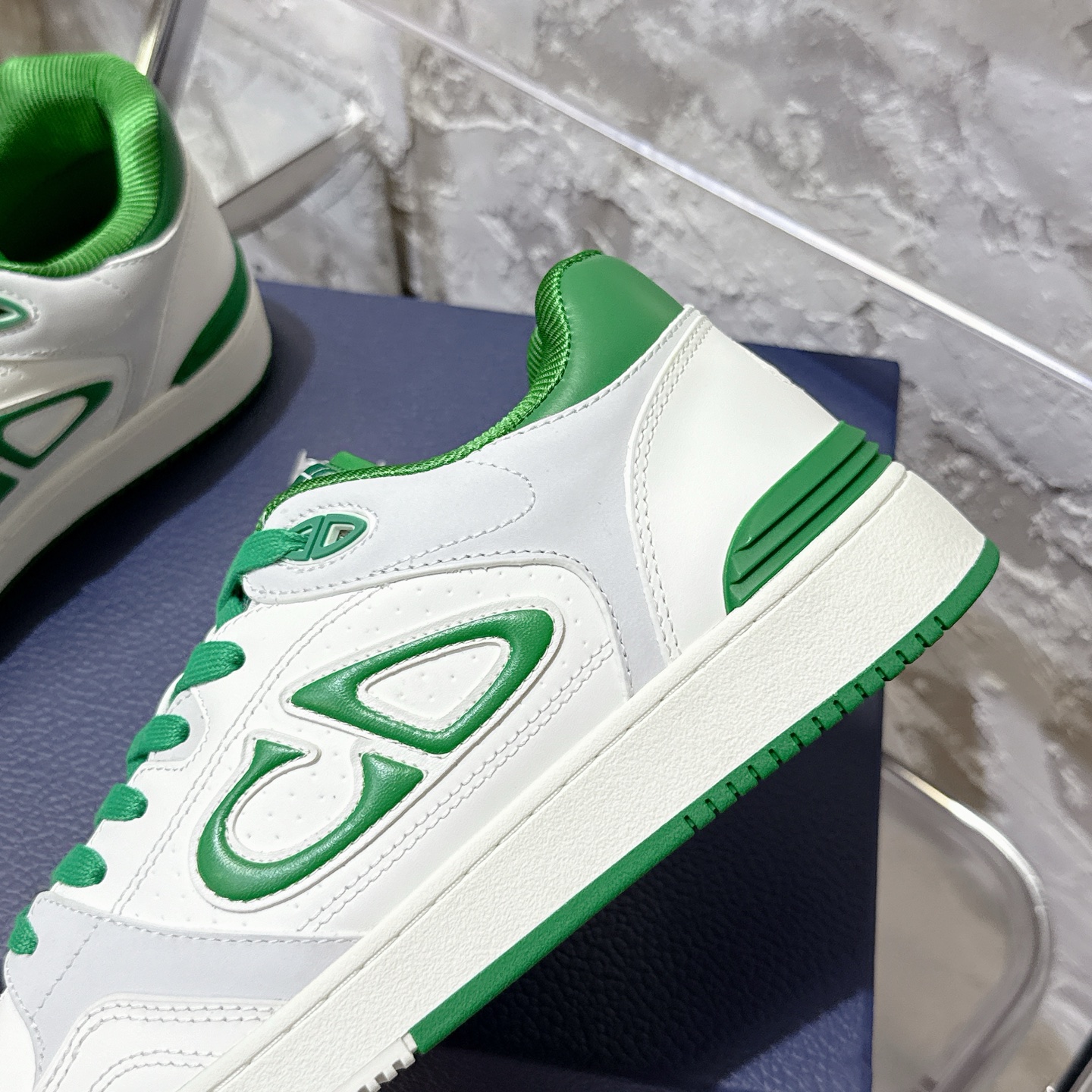 2025년 한정판 Dior x 카브스(KAWS) 콜라보 B57 스니커즈
