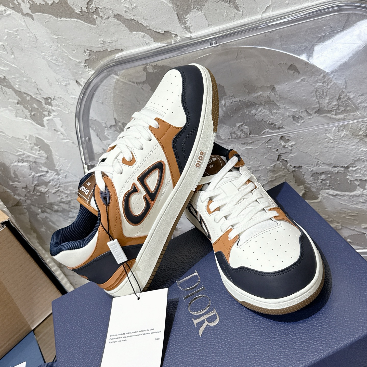 2025년 한정판 Dior x 카브스(KAWS) 콜라보 B57 스니커즈