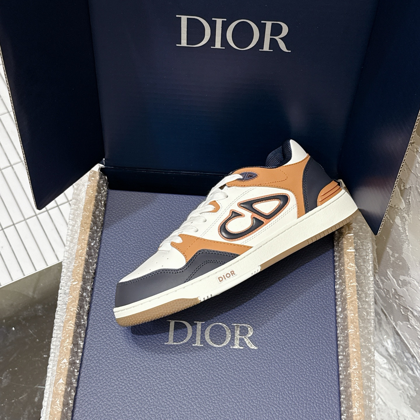2025년 한정판 Dior x 카브스(KAWS) 콜라보 B57 스니커즈
