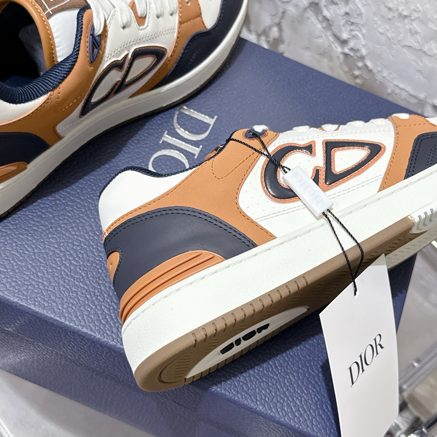 2025년 한정판 Dior x 카브스(KAWS) 콜라보 B57 스니커즈