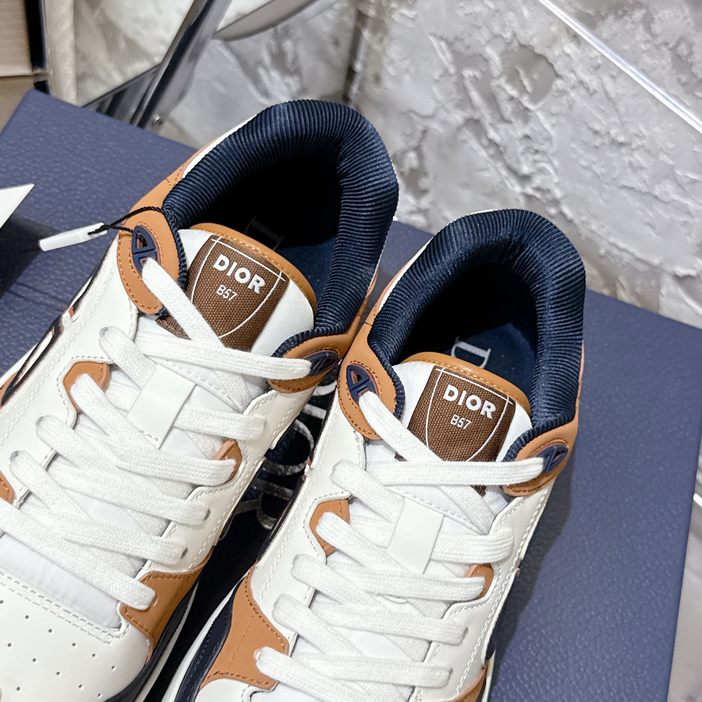2025년 한정판 Dior x 카브스(KAWS) 콜라보 B57 스니커즈