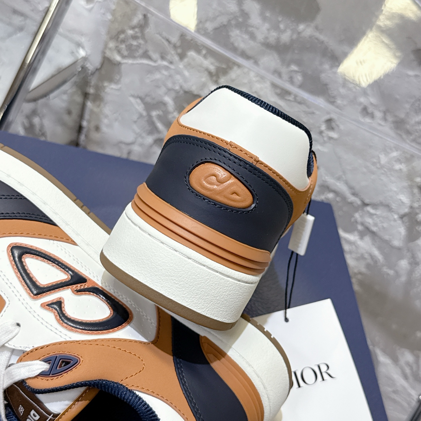 2025년 한정판 Dior x 카브스(KAWS) 콜라보 B57 스니커즈