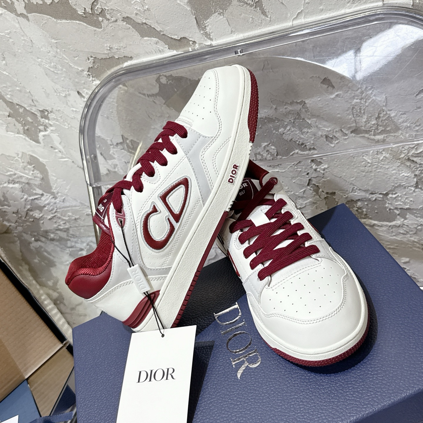 2025년 한정판 Dior x 카브스(KAWS) 콜라보 B57 스니커즈
