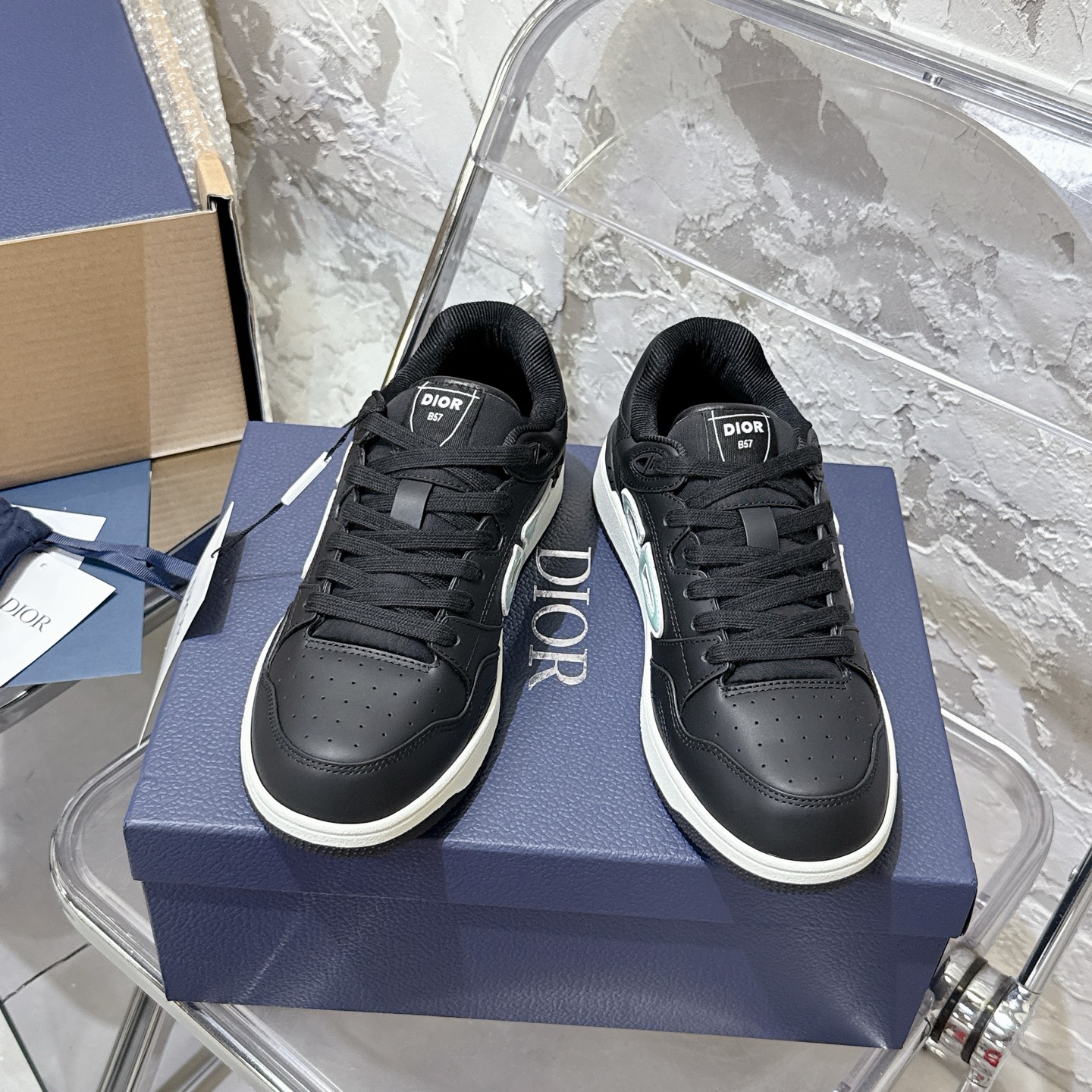 2025년 한정판 Dior x 카브스(KAWS) 콜라보 B57 스니커즈