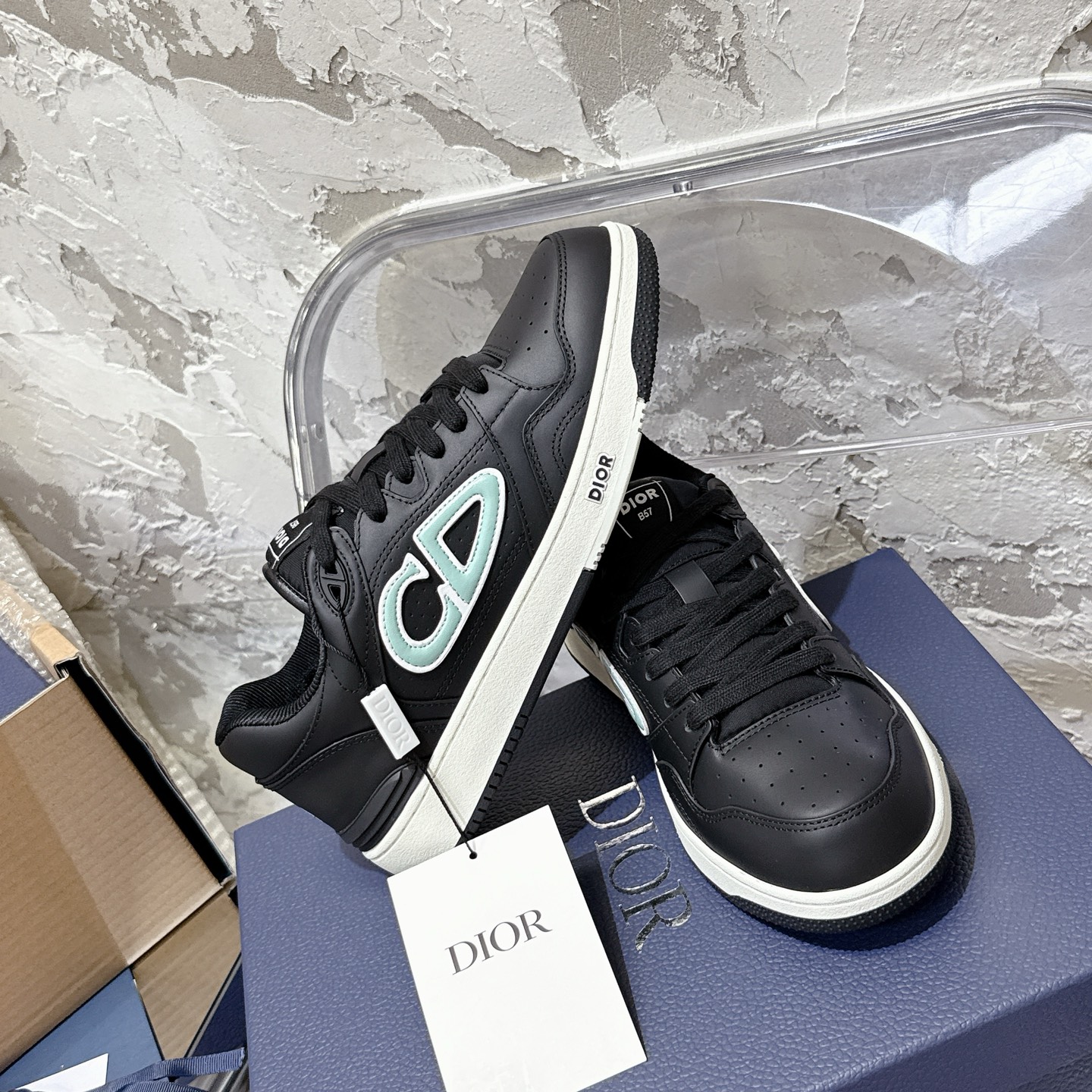 2025년 한정판 Dior x 카브스(KAWS) 콜라보 B57 스니커즈