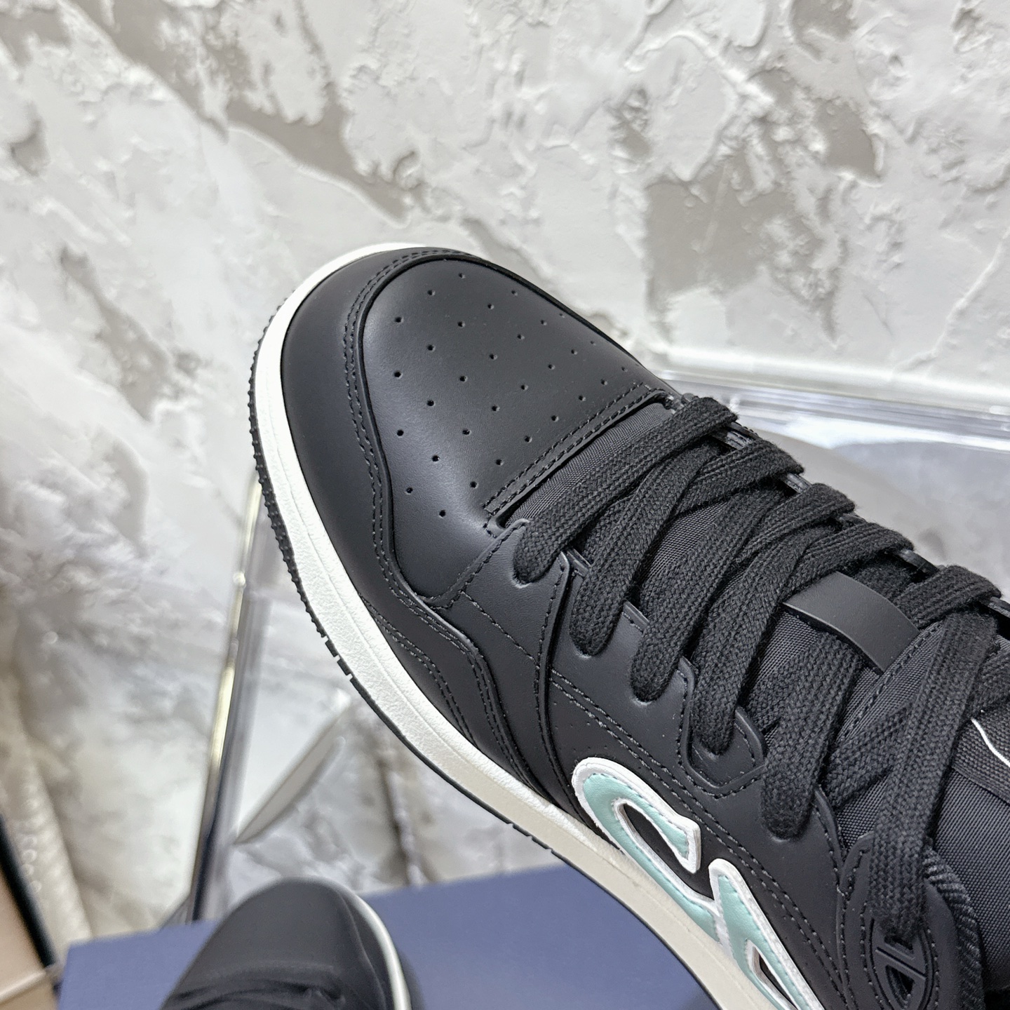 2025년 한정판 Dior x 카브스(KAWS) 콜라보 B57 스니커즈