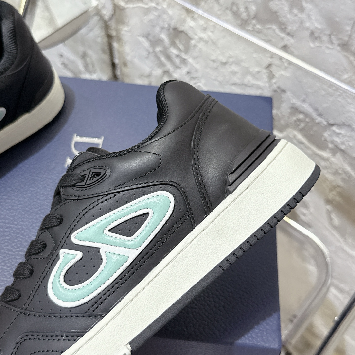 2025년 한정판 Dior x 카브스(KAWS) 콜라보 B57 스니커즈