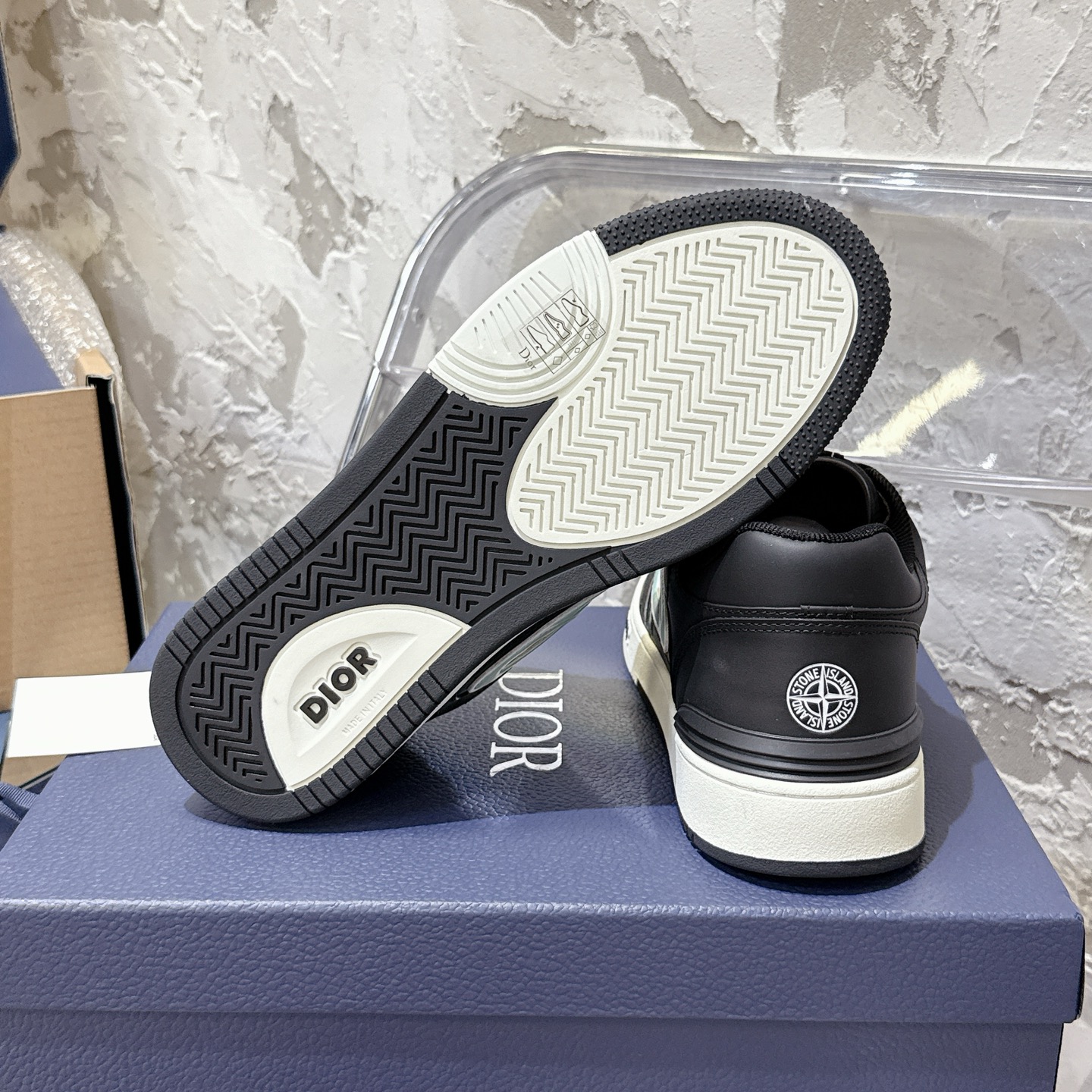 2025년 한정판 Dior x 카브스(KAWS) 콜라보 B57 스니커즈