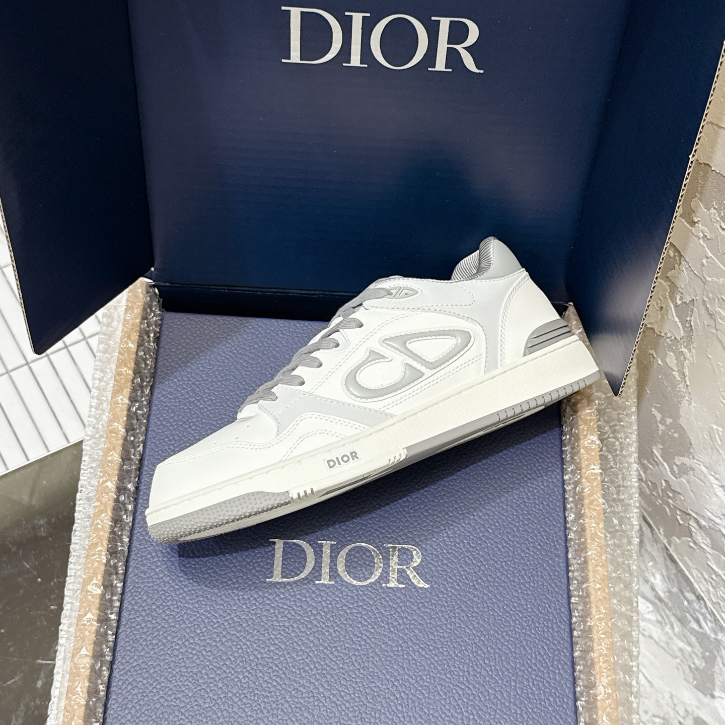 2025년 한정판 Dior x 카브스(KAWS) 콜라보 B57 스니커즈