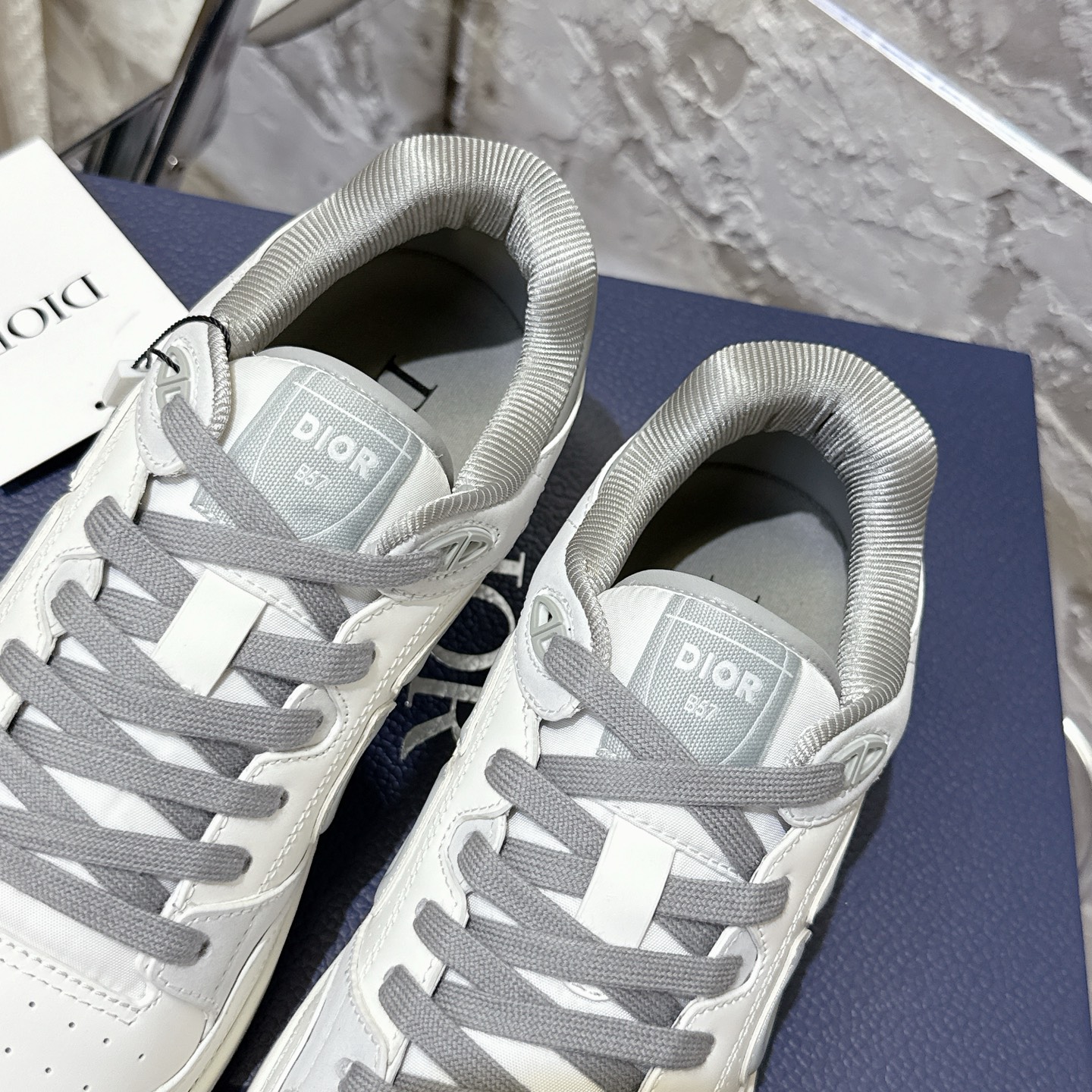 2025년 한정판 Dior x 카브스(KAWS) 콜라보 B57 스니커즈