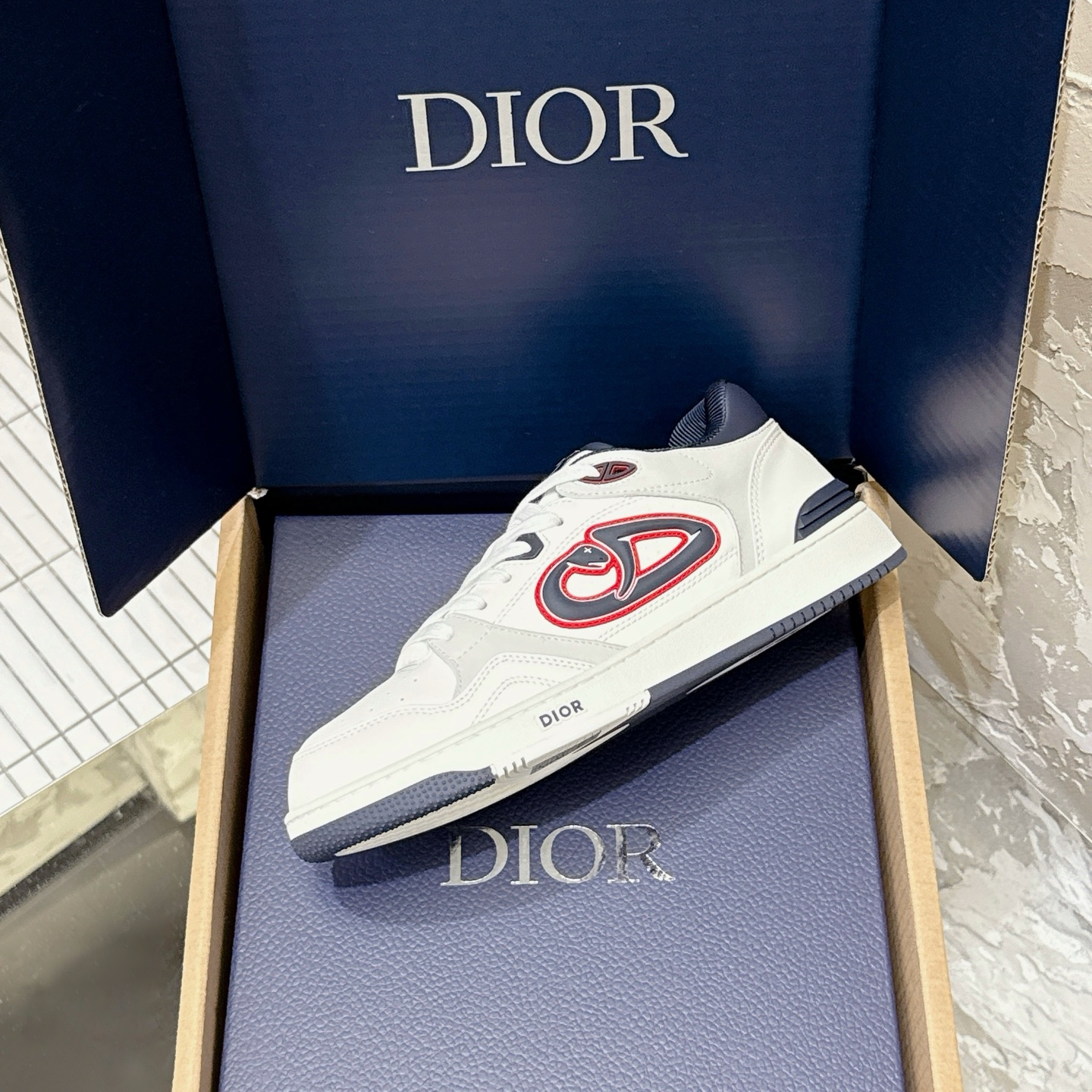 2025년 한정판 Dior x 카브스(KAWS) 콜라보 B57 스니커즈