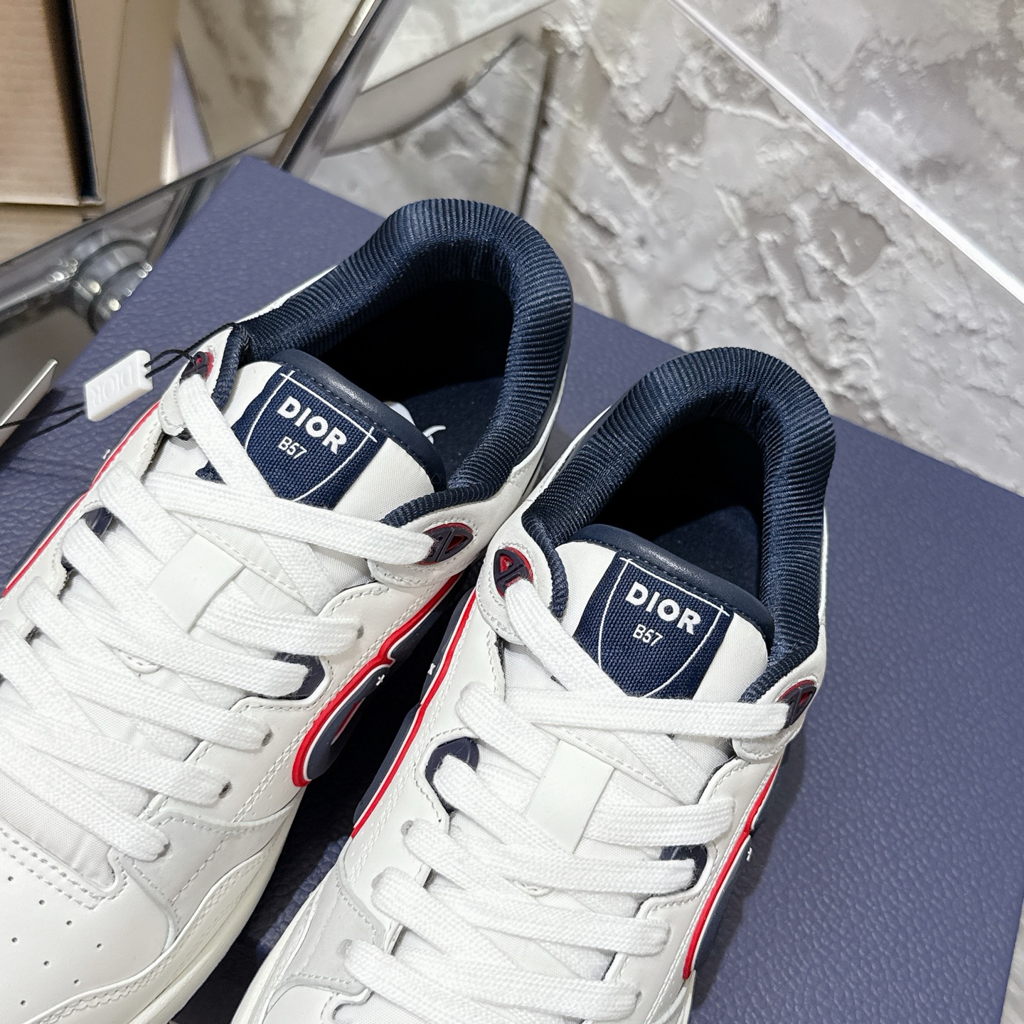 2025년 한정판 Dior x 카브스(KAWS) 콜라보 B57 스니커즈
