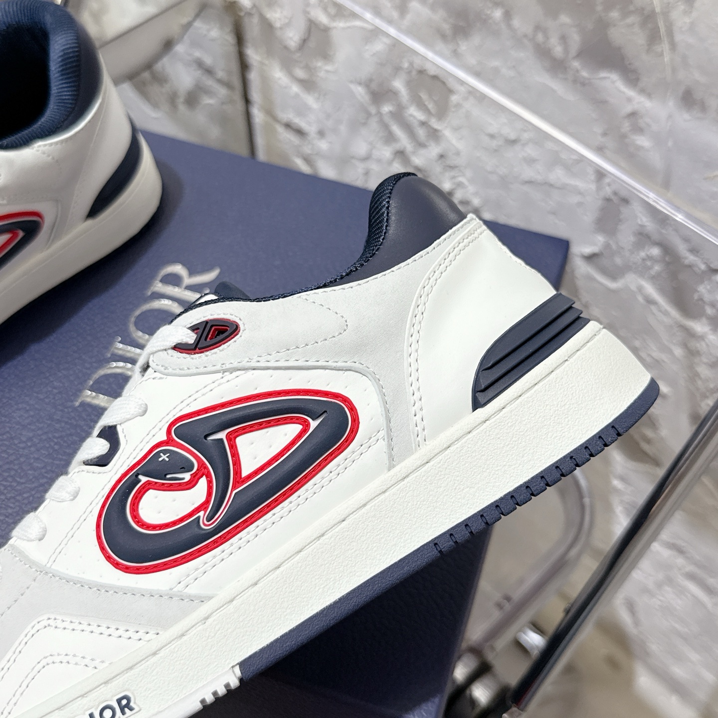 2025년 한정판 Dior x 카브스(KAWS) 콜라보 B57 스니커즈