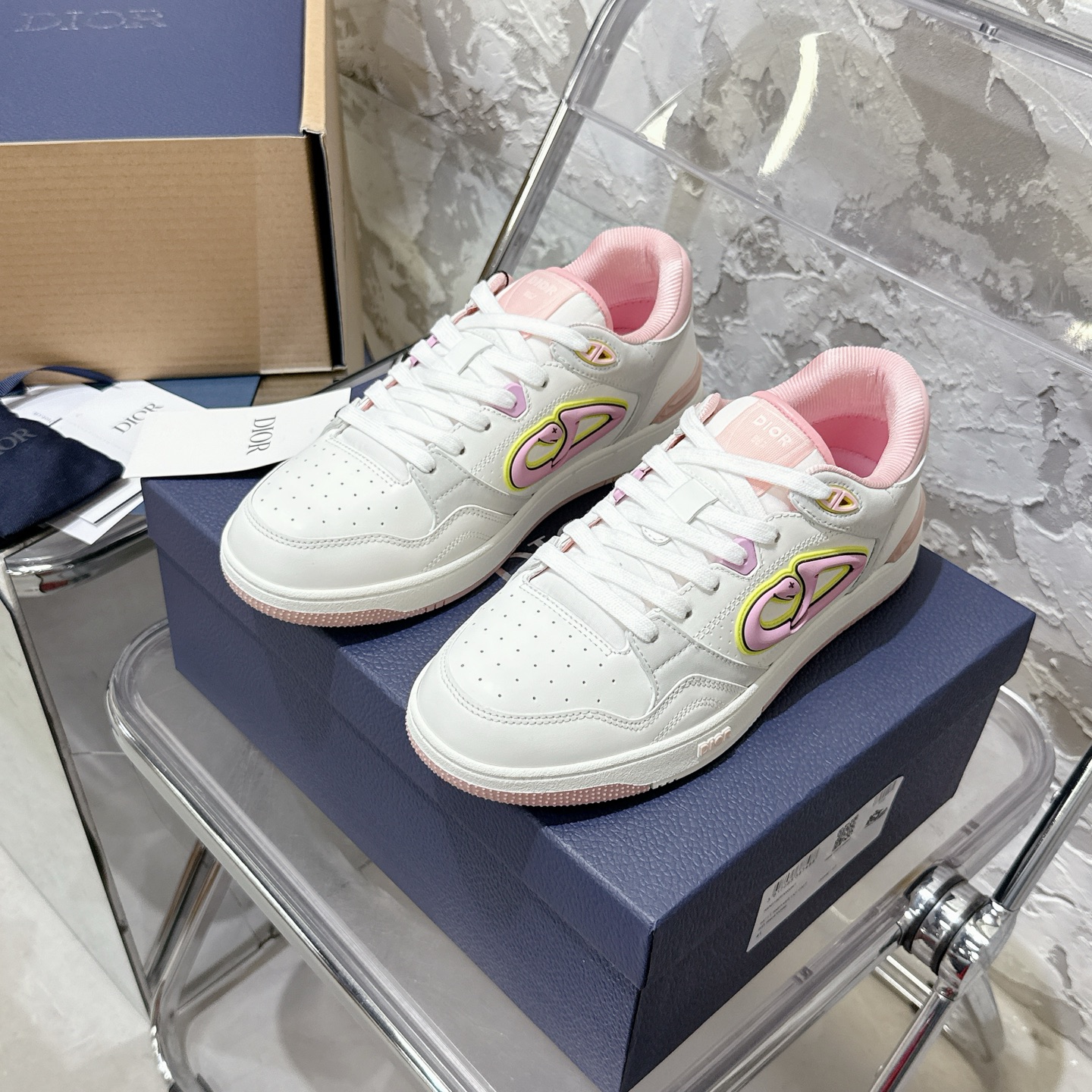 2025년 한정판 Dior x 카브스(KAWS) 콜라보 B57 스니커즈