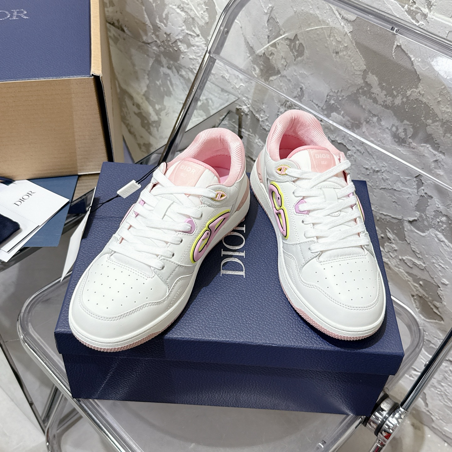 2025년 한정판 Dior x 카브스(KAWS) 콜라보 B57 스니커즈