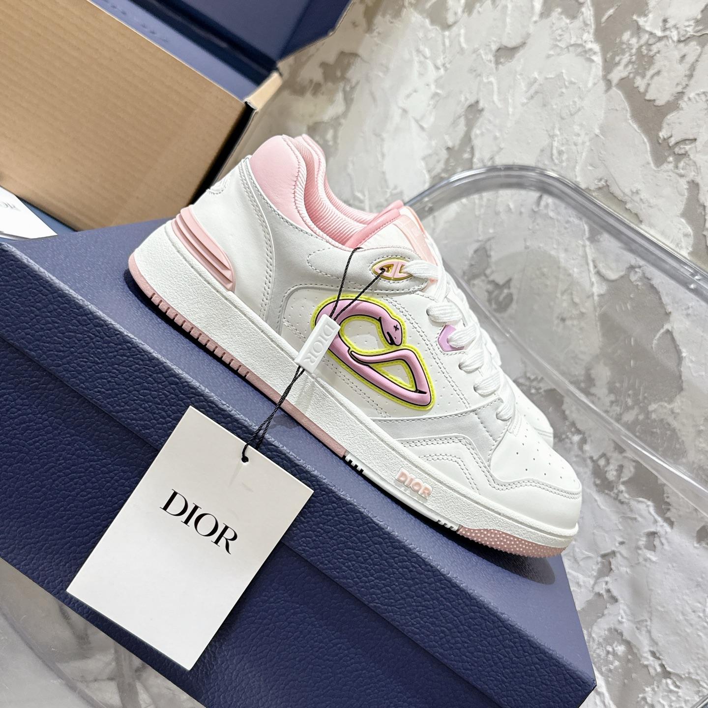 2025년 한정판 Dior x 카브스(KAWS) 콜라보 B57 스니커즈