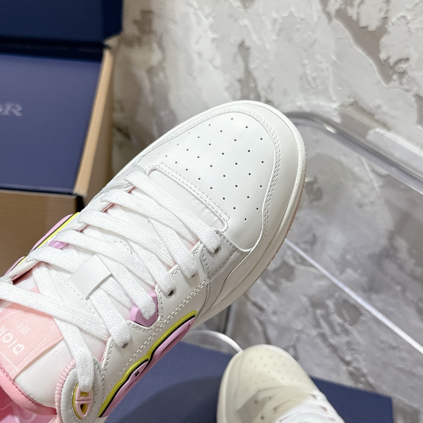 2025년 한정판 Dior x 카브스(KAWS) 콜라보 B57 스니커즈