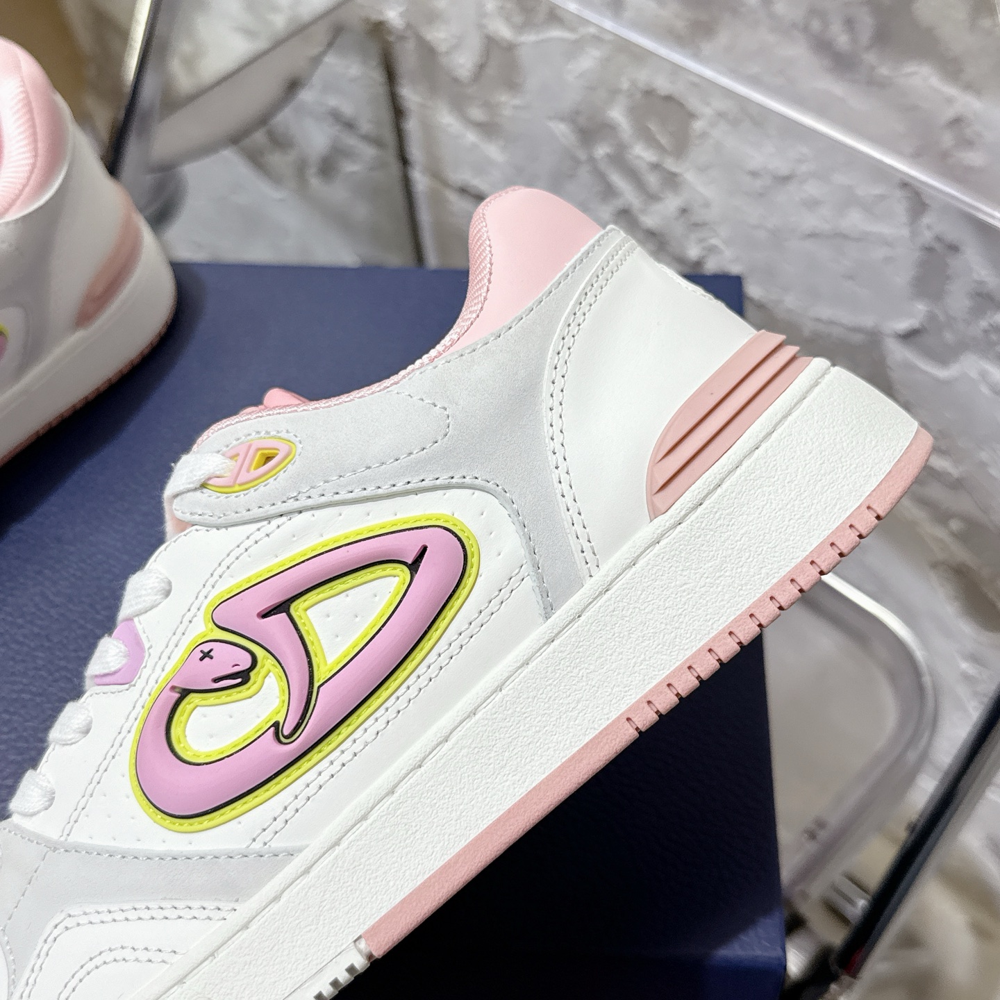 2025년 한정판 Dior x 카브스(KAWS) 콜라보 B57 스니커즈