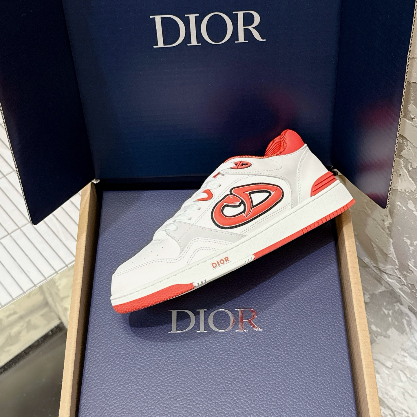 2025년 한정판 Dior x 카브스(KAWS) 콜라보 B57 스니커즈