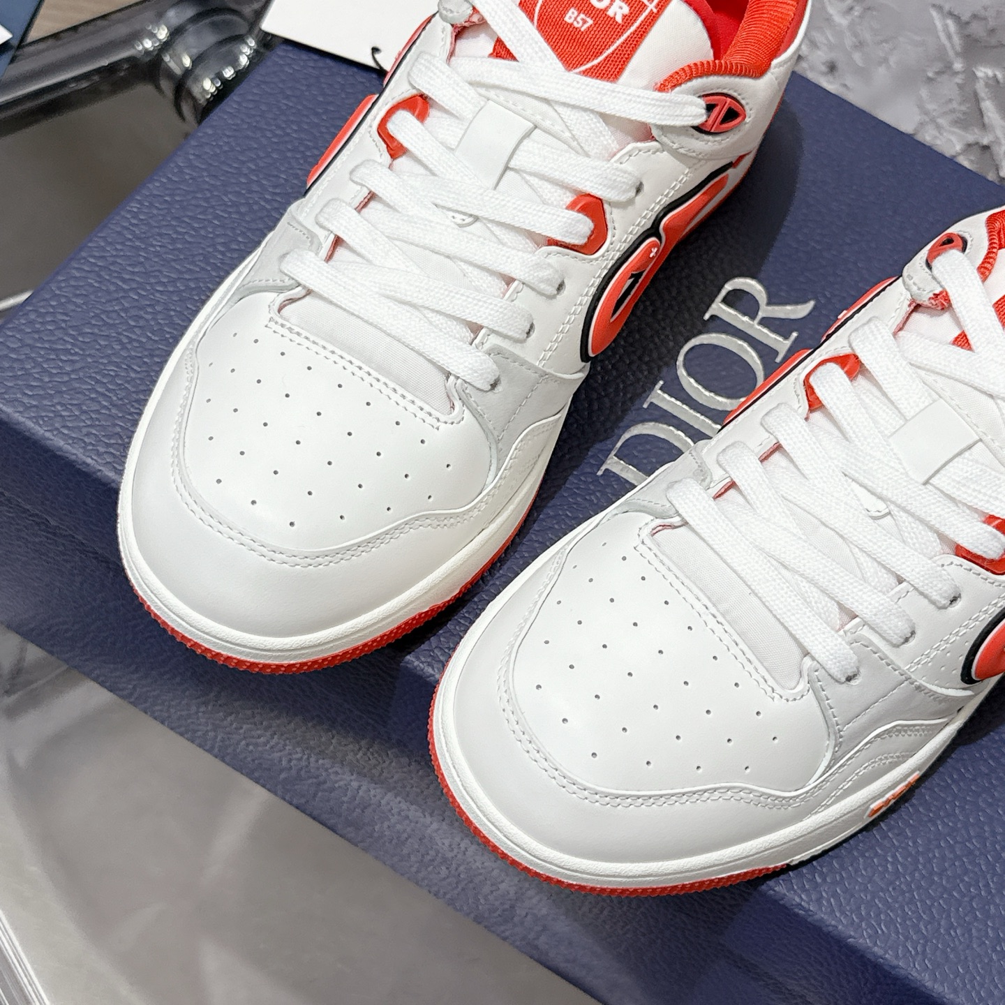 2025년 한정판 Dior x 카브스(KAWS) 콜라보 B57 스니커즈