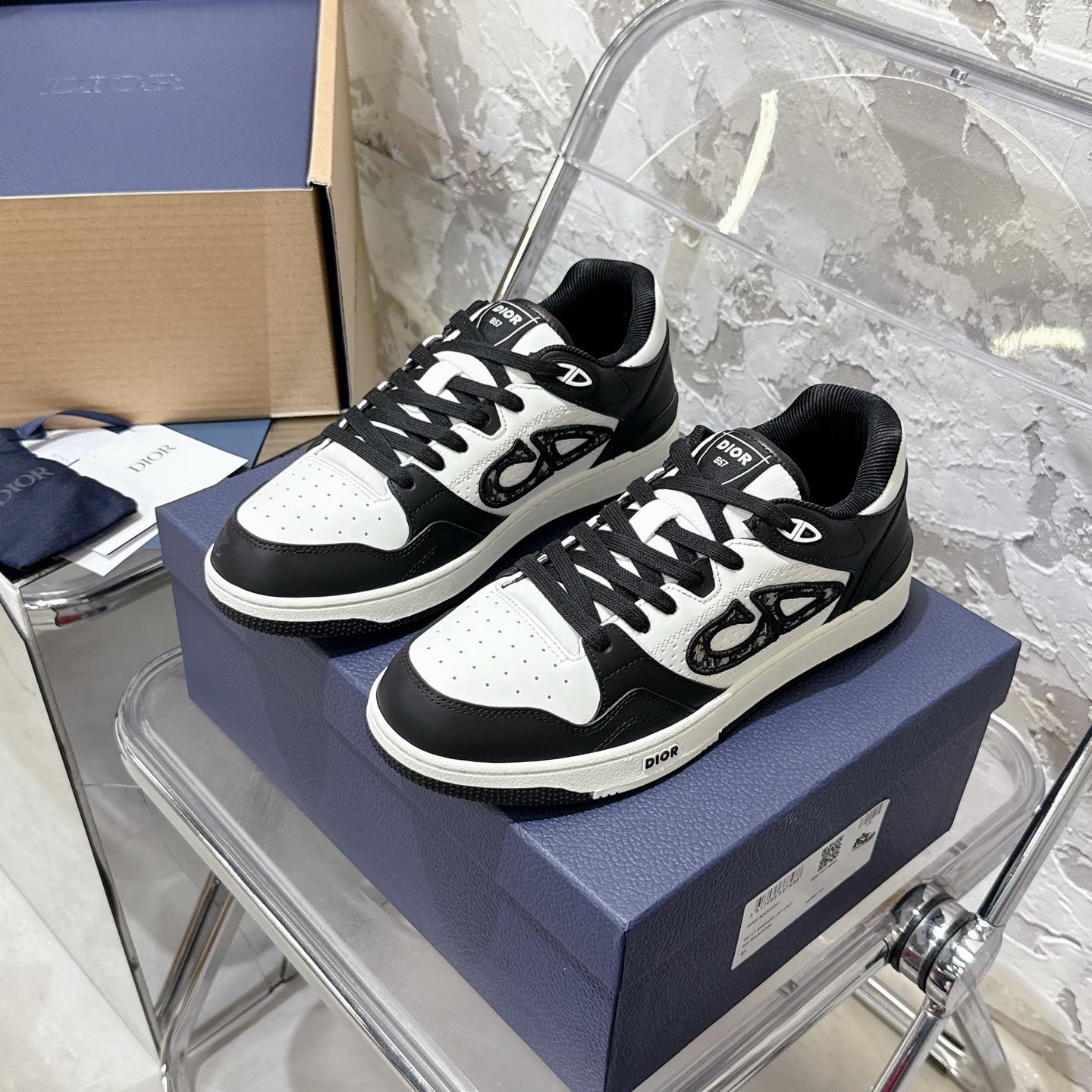 2025년 한정판 Dior x 카브스(KAWS) 콜라보 B57 스니커즈