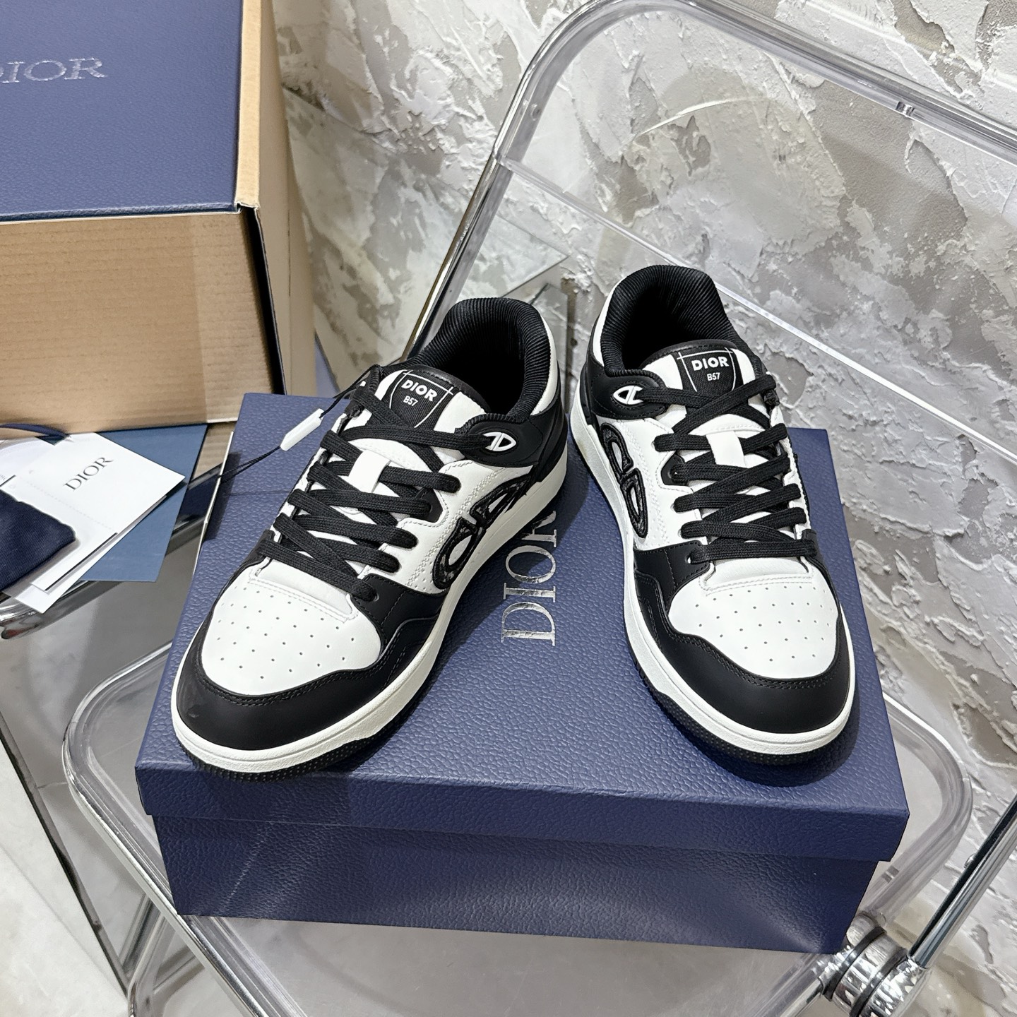 2025년 한정판 Dior x 카브스(KAWS) 콜라보 B57 스니커즈