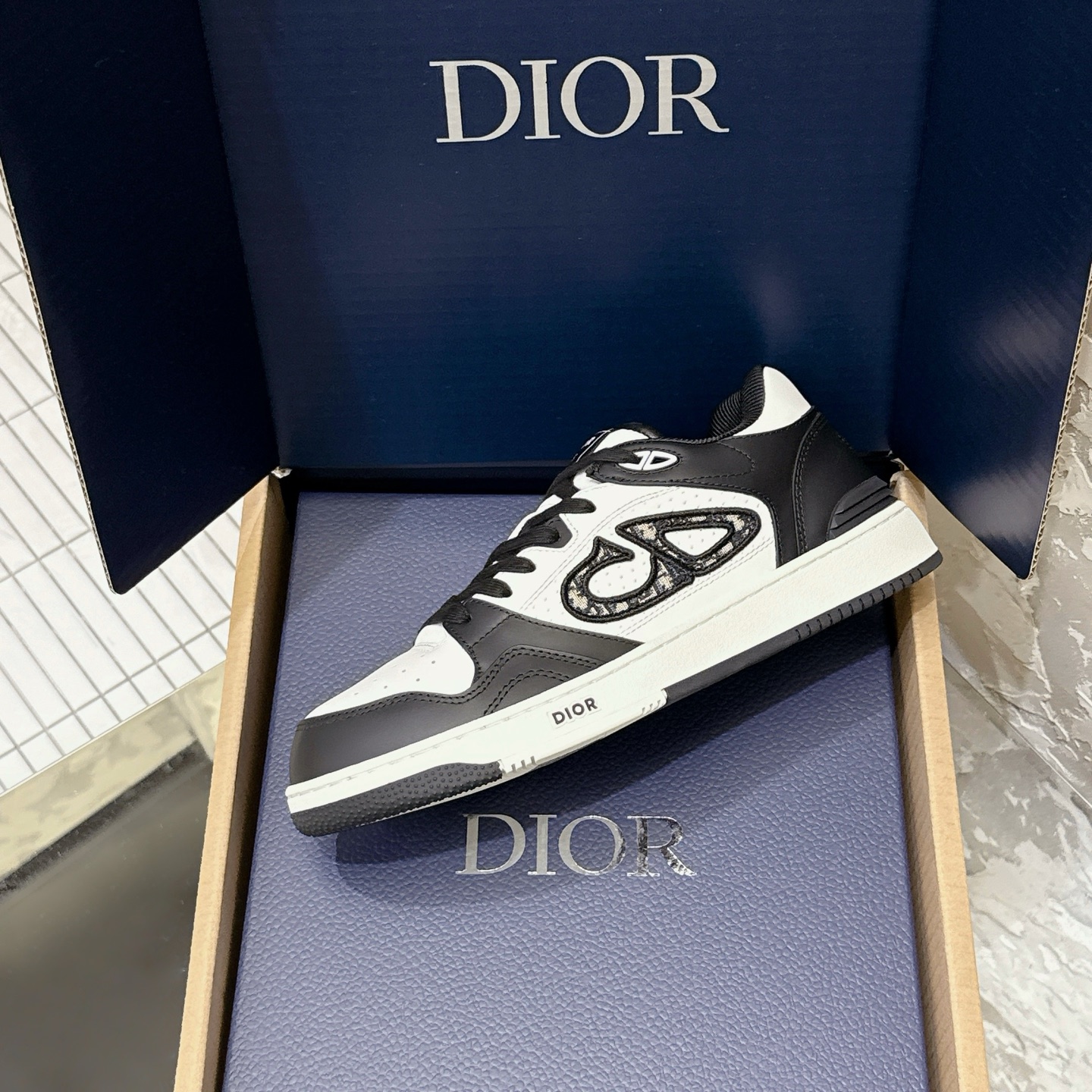2025년 한정판 Dior x 카브스(KAWS) 콜라보 B57 스니커즈
