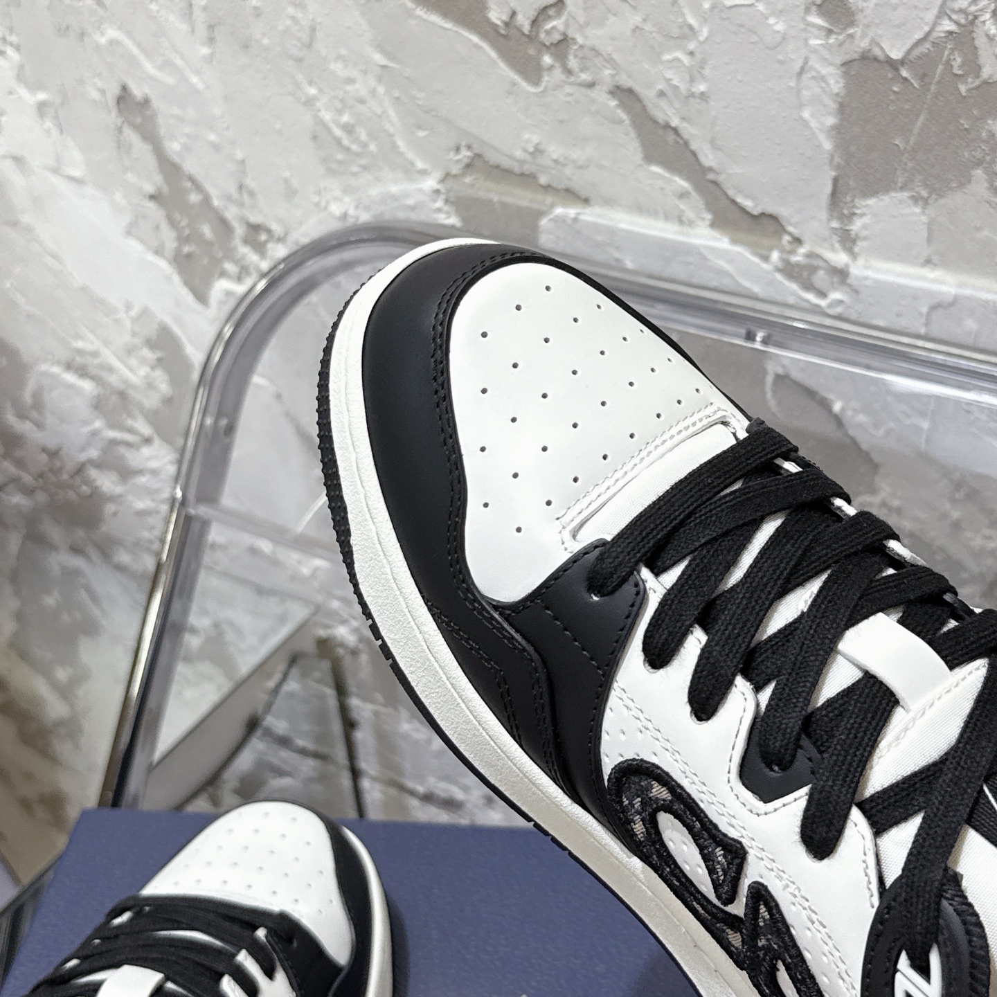 2025년 한정판 Dior x 카브스(KAWS) 콜라보 B57 스니커즈