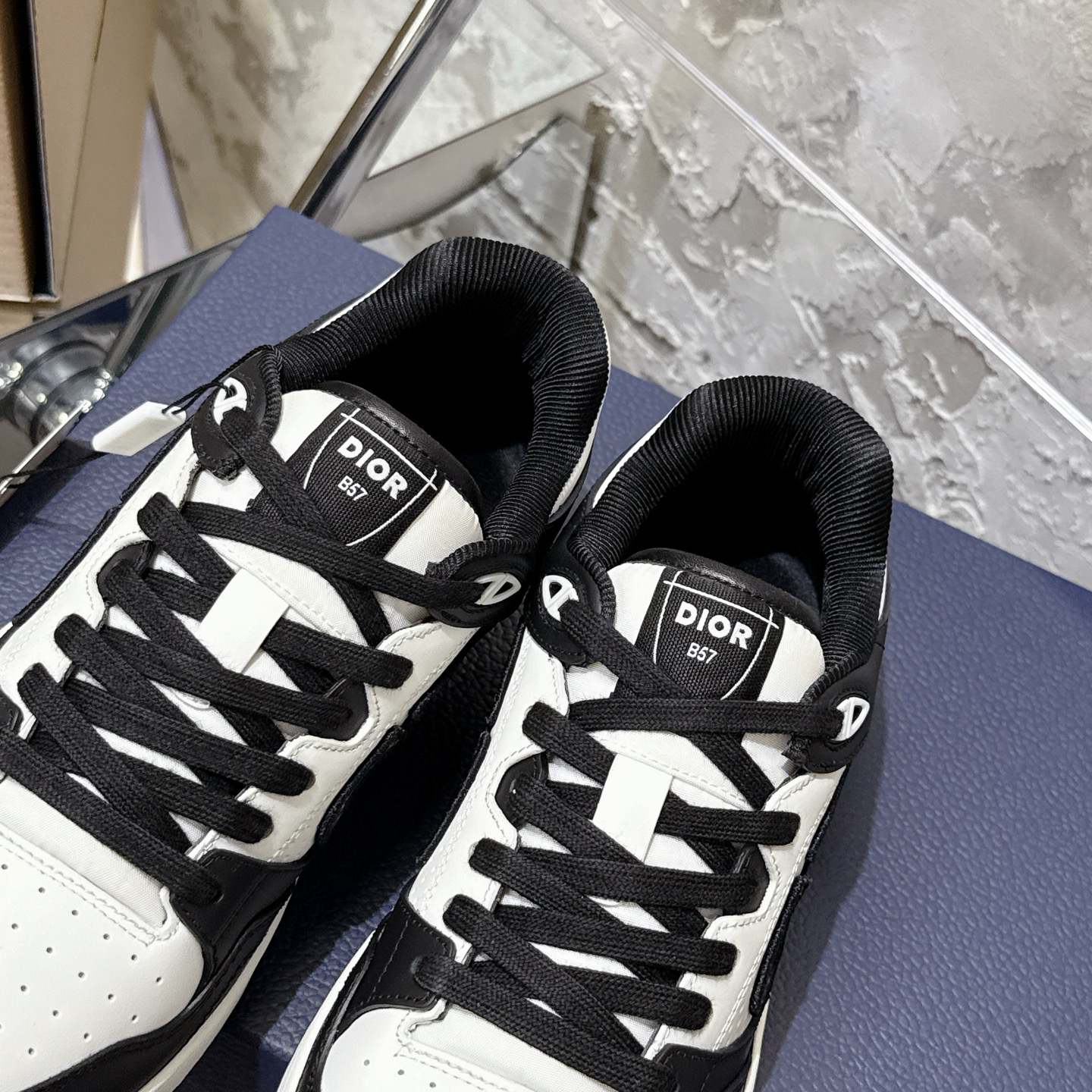 2025년 한정판 Dior x 카브스(KAWS) 콜라보 B57 스니커즈