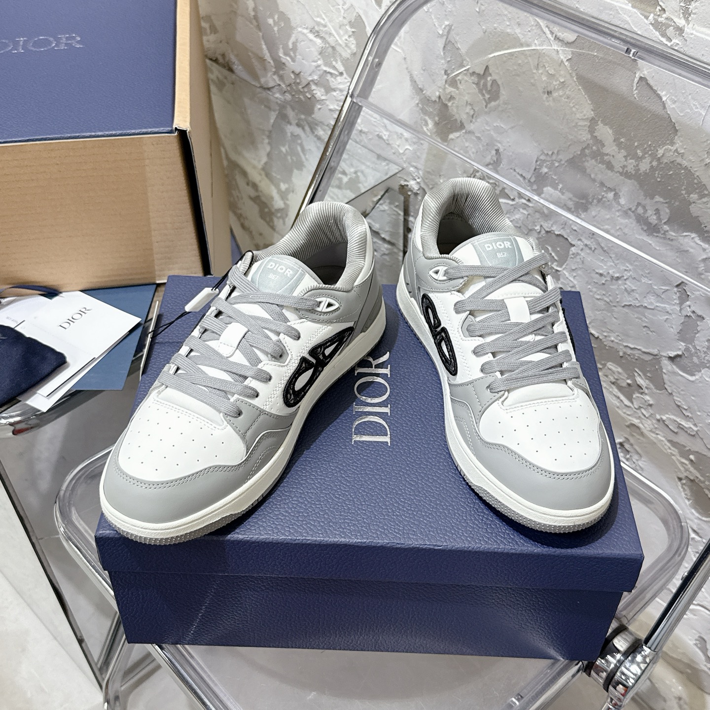 2025년 한정판 Dior x 카브스(KAWS) 콜라보 B57 스니커즈