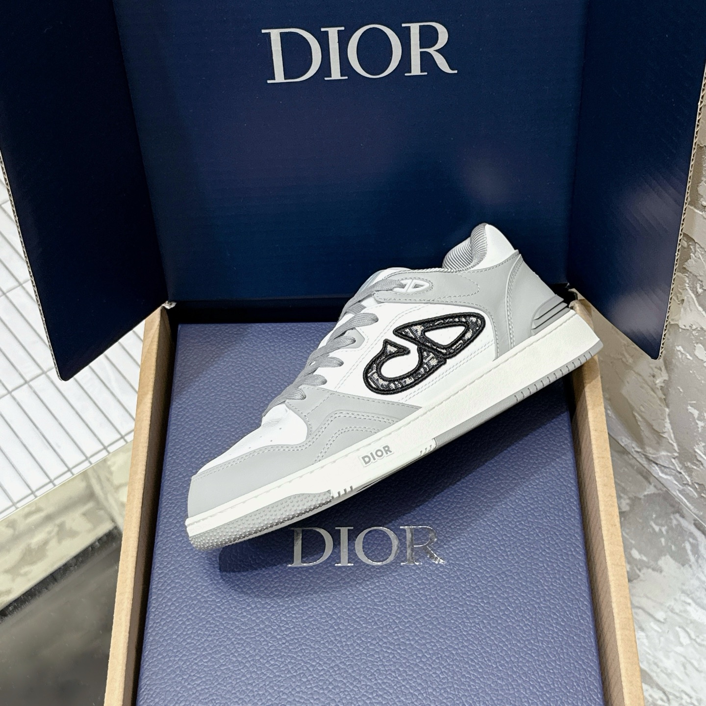 2025년 한정판 Dior x 카브스(KAWS) 콜라보 B57 스니커즈