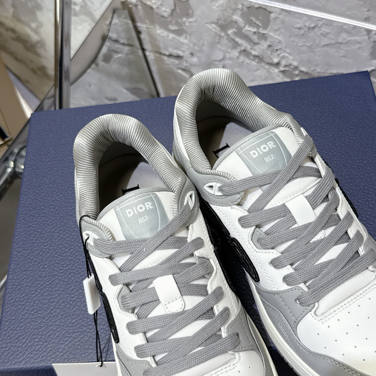 2025년 한정판 Dior x 카브스(KAWS) 콜라보 B57 스니커즈
