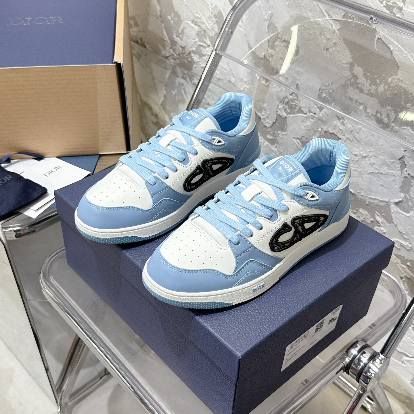2025년 한정판 Dior x 카브스(KAWS) 콜라보 B57 스니커즈