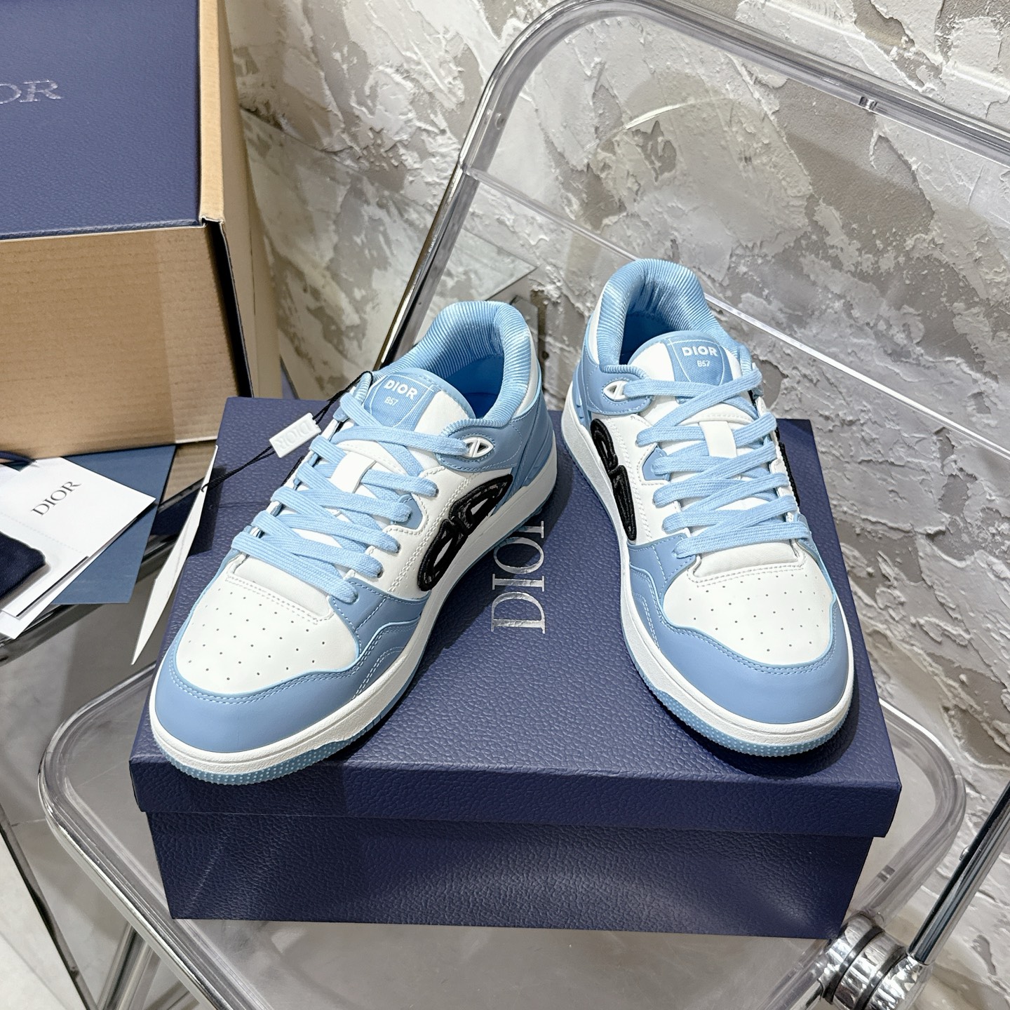 2025년 한정판 Dior x 카브스(KAWS) 콜라보 B57 스니커즈